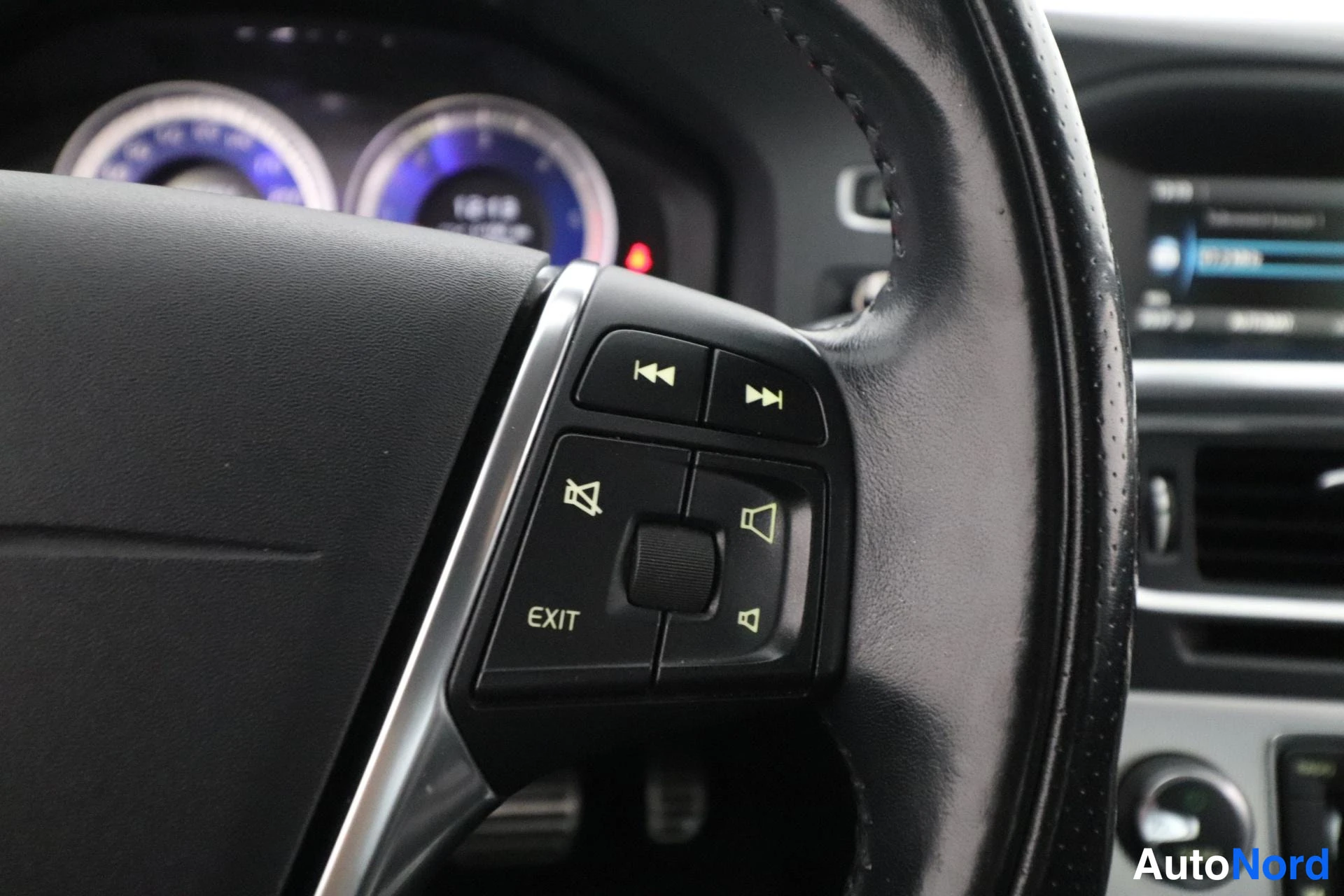 White Volvo S60 2012, detail, photo 13