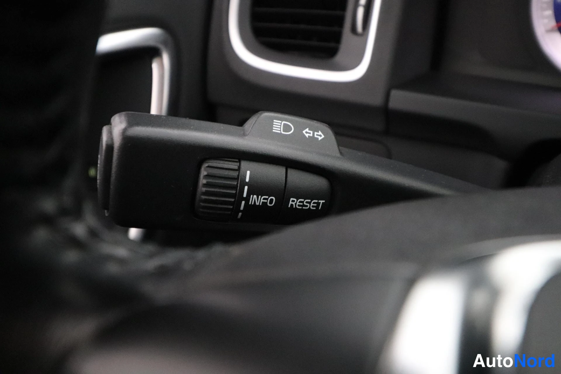 White Volvo S60 2012, detail, photo 14