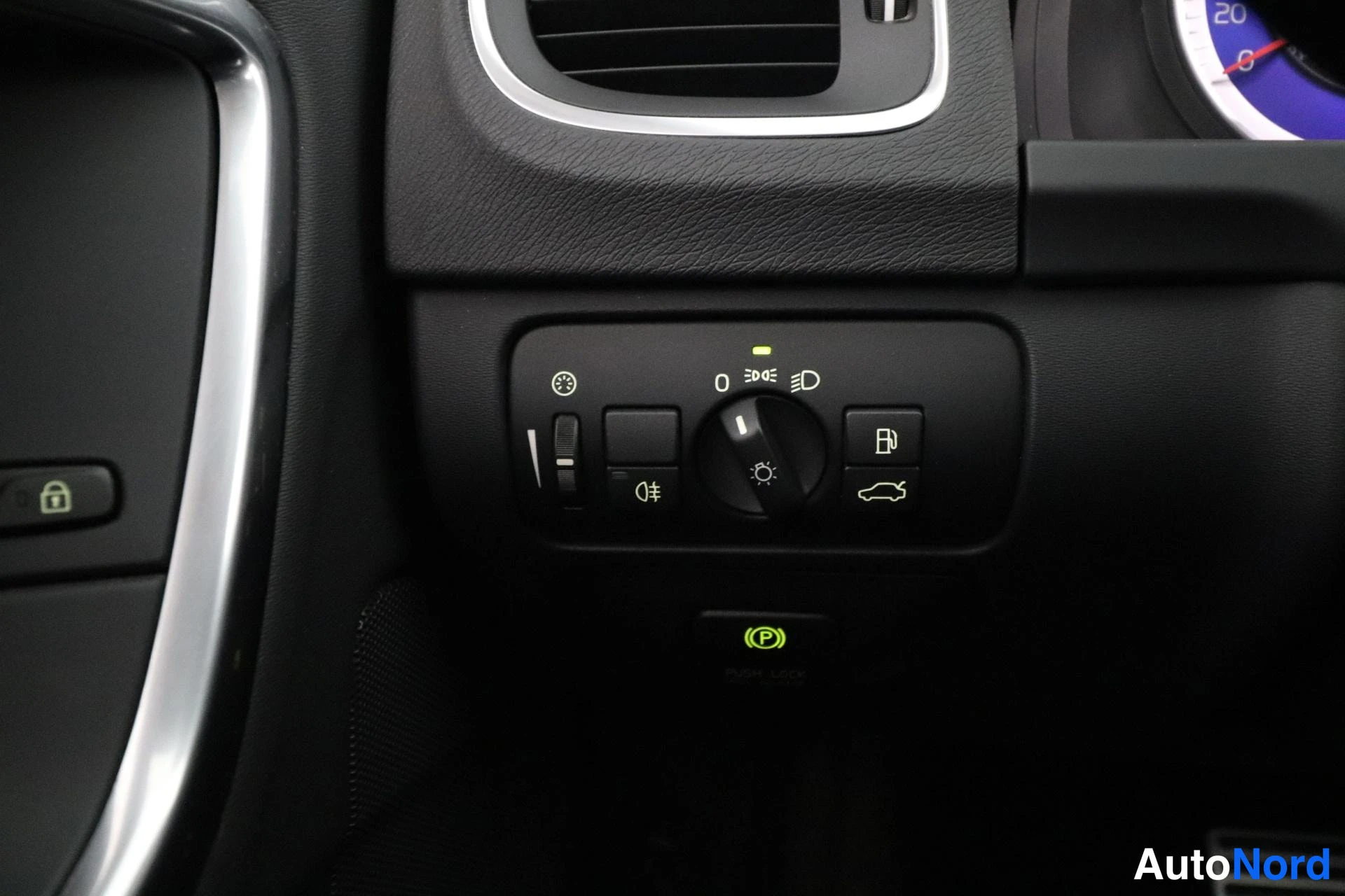 White Volvo S60 2012, detail, photo 20