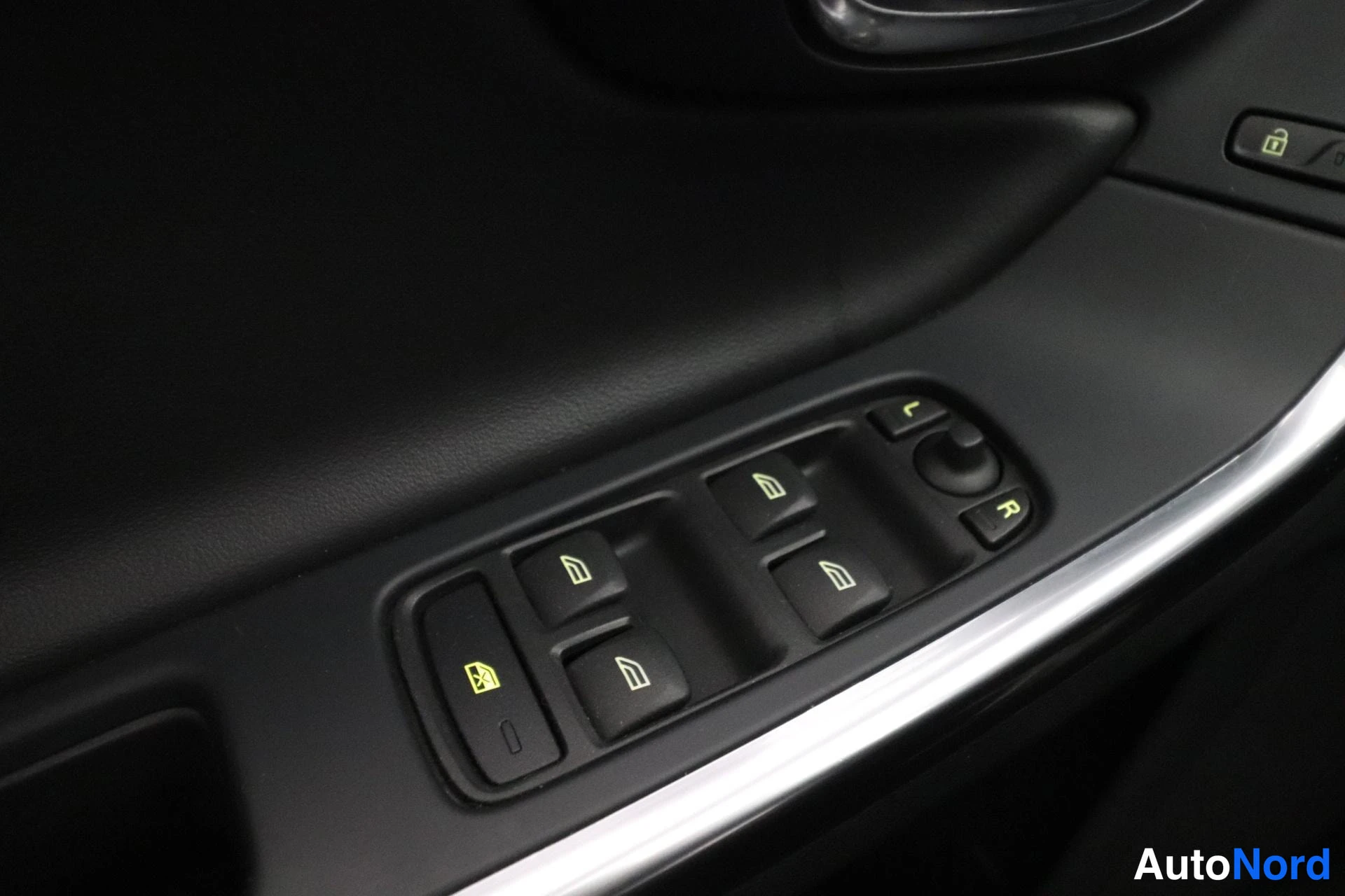 White Volvo S60 2012, detail, photo 21