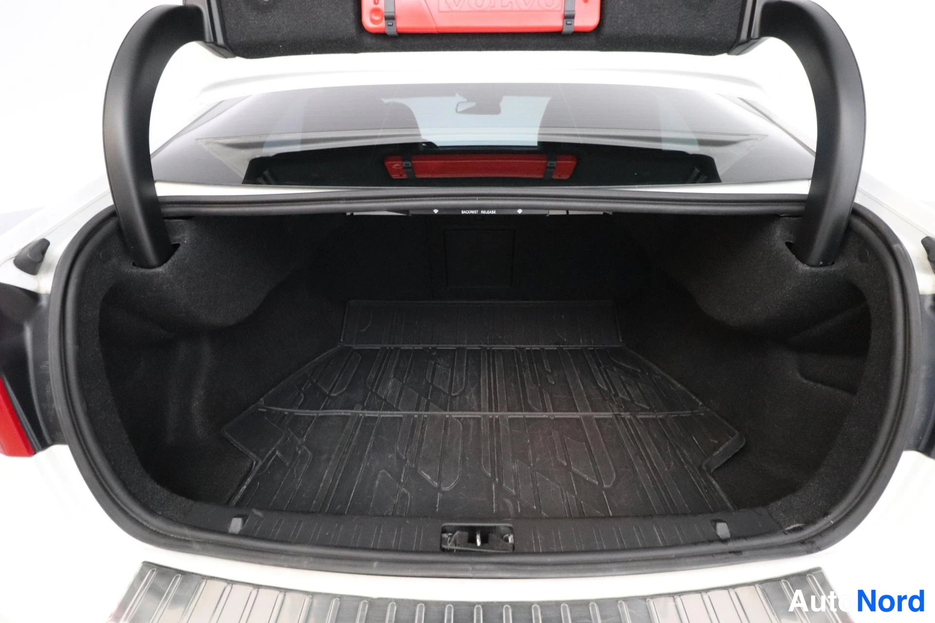 White Volvo S60 2012, boot, photo 10