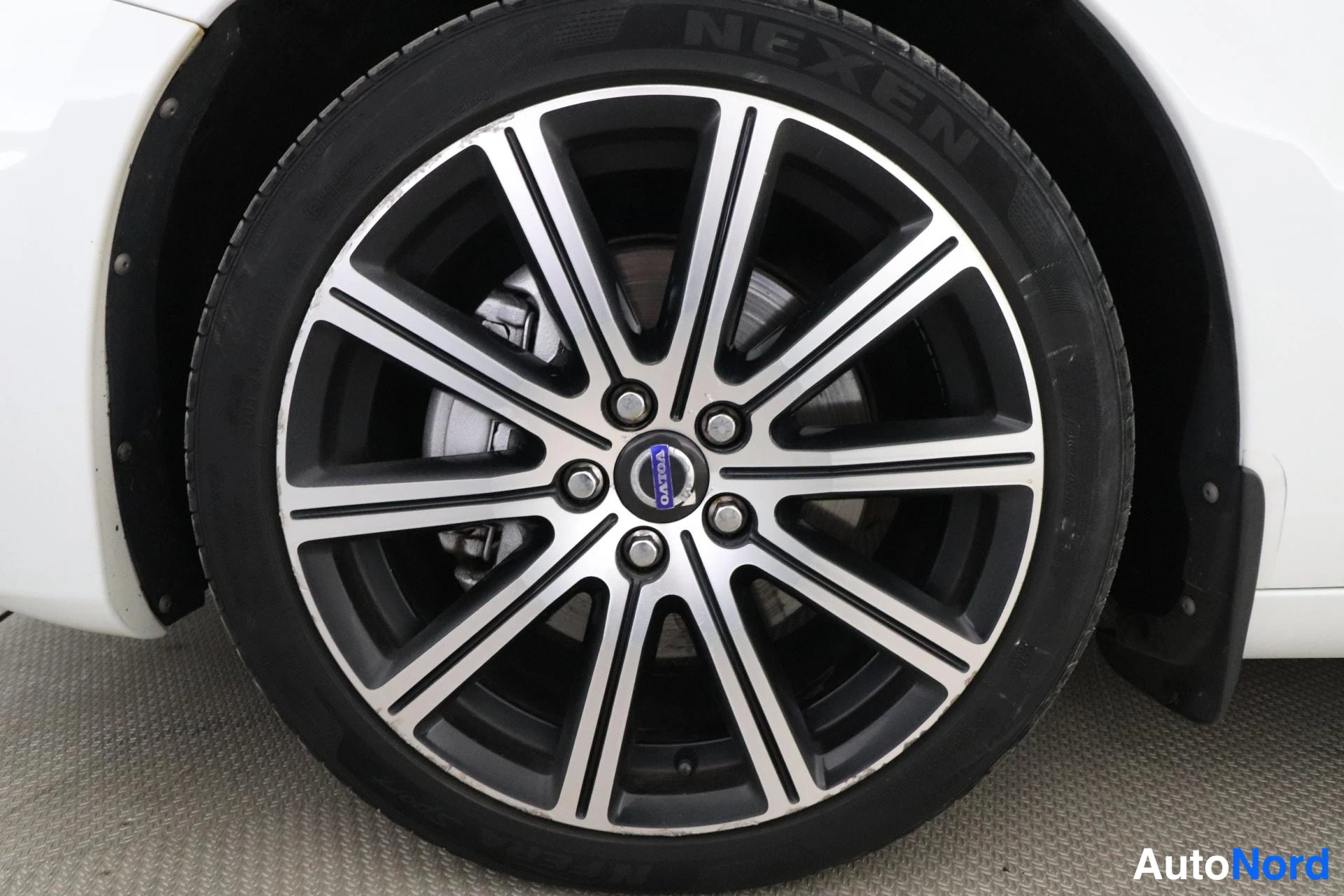 White Volvo S60 2012, detail, photo 23