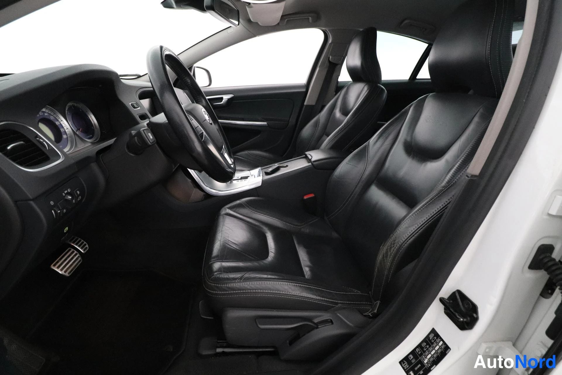 White Volvo S60 2012, front seats, photo 8