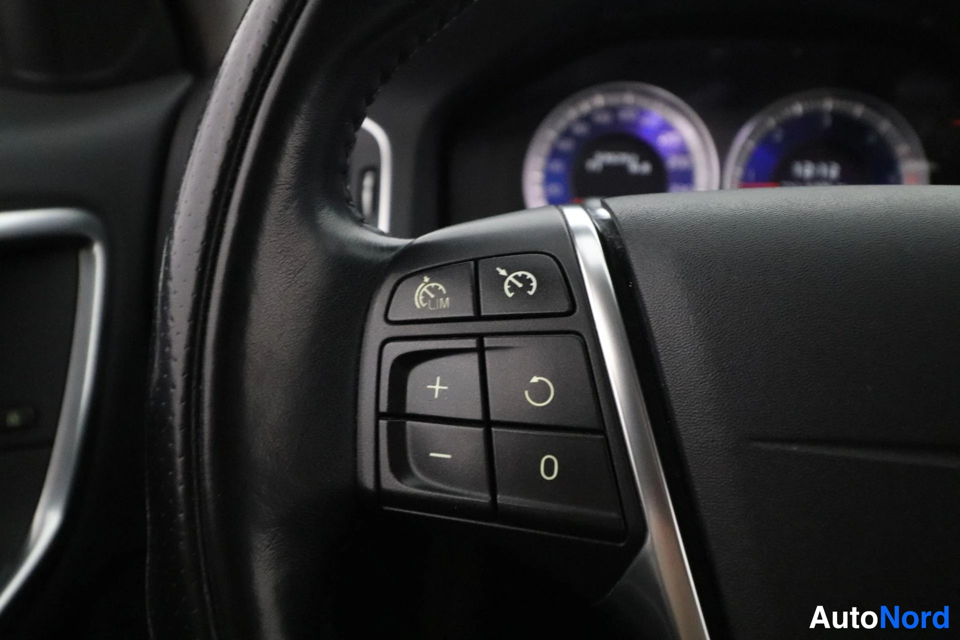 White Volvo S60 2012, detail, photo 12