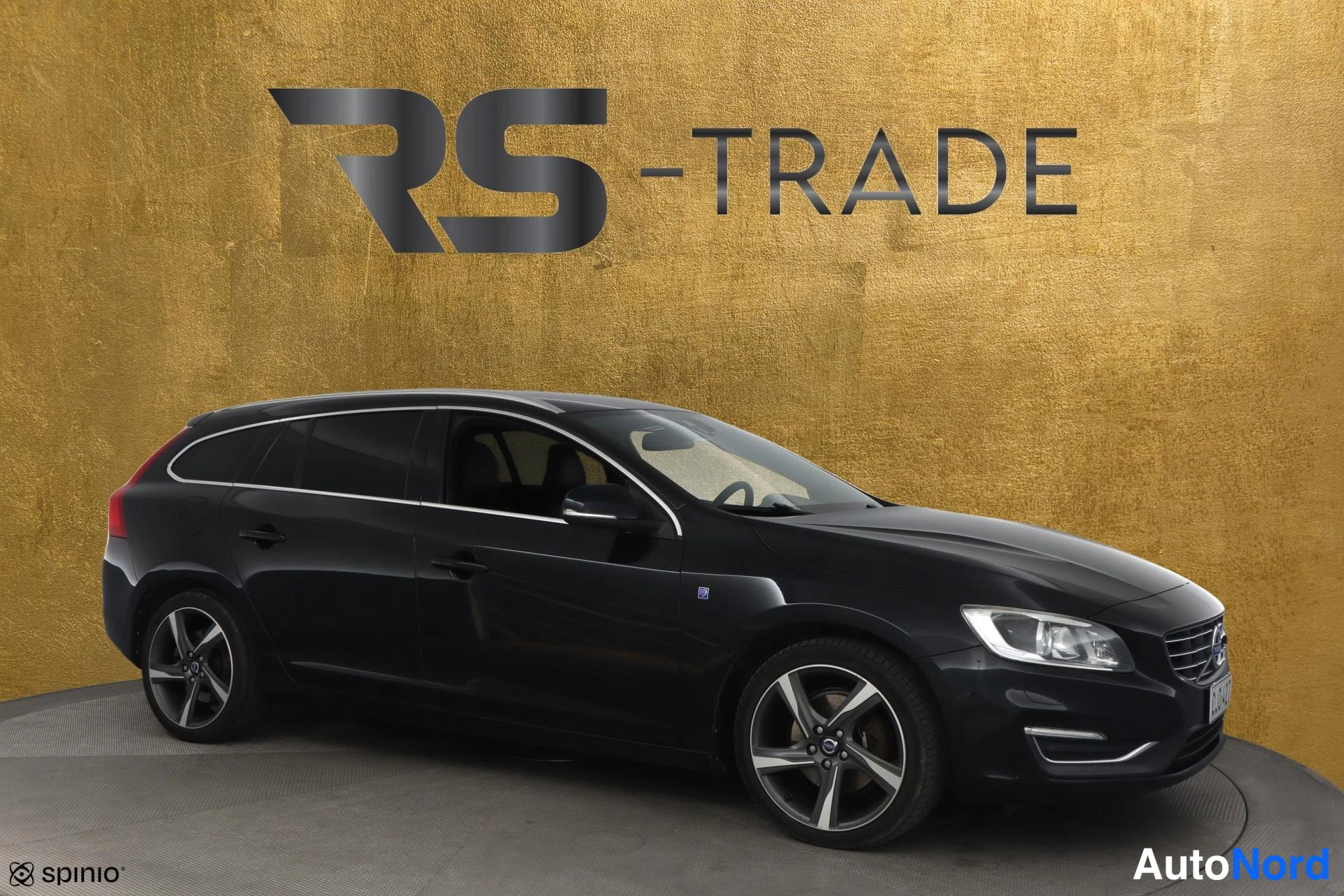 Black Volvo V60 2015, front three-quarter, nose to the right, photo 2