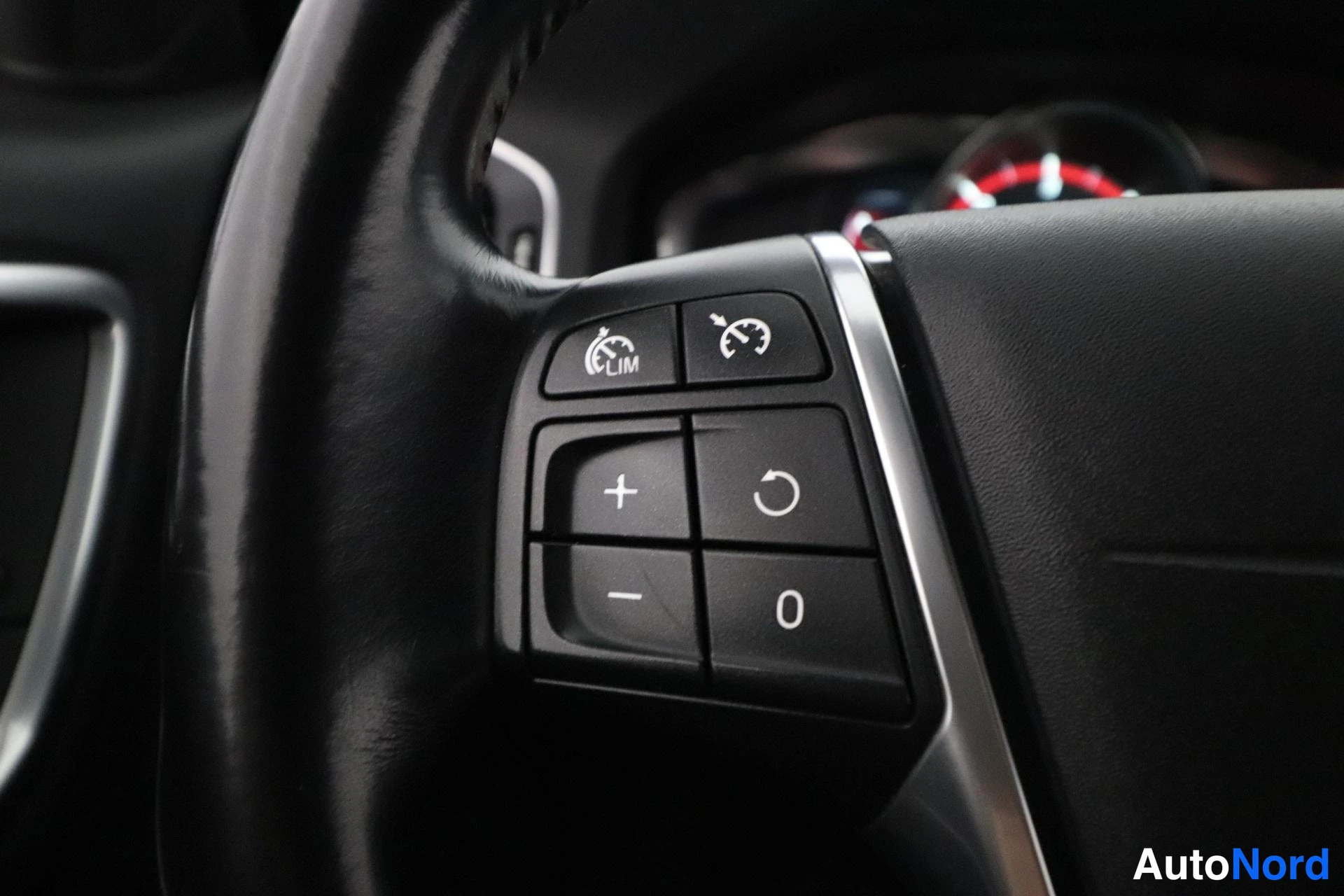 Black Volvo V60 2015, detail, photo 16