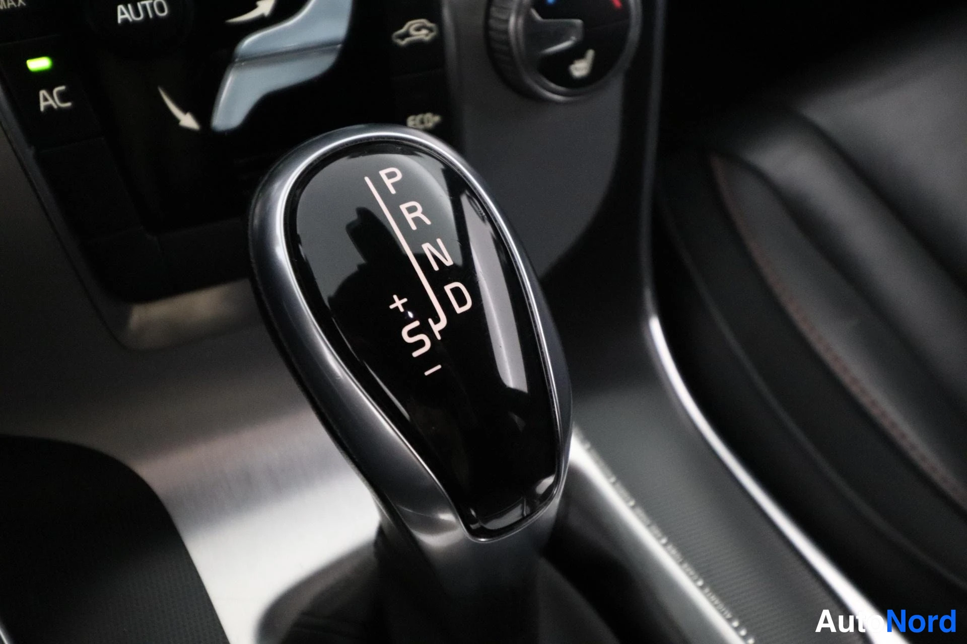Black Volvo V60 2015, detail, photo 23