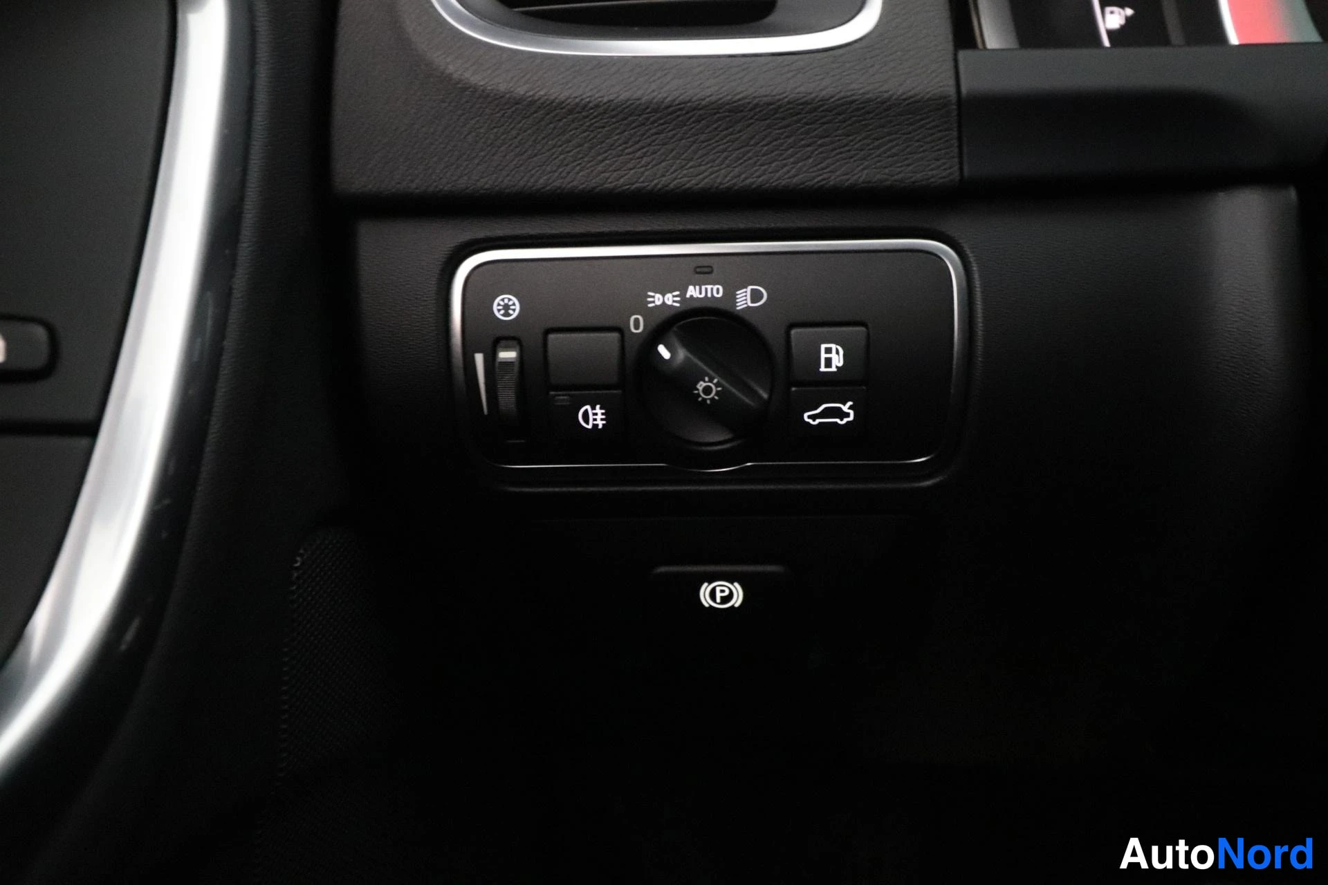 Black Volvo V60 2015, detail, photo 24