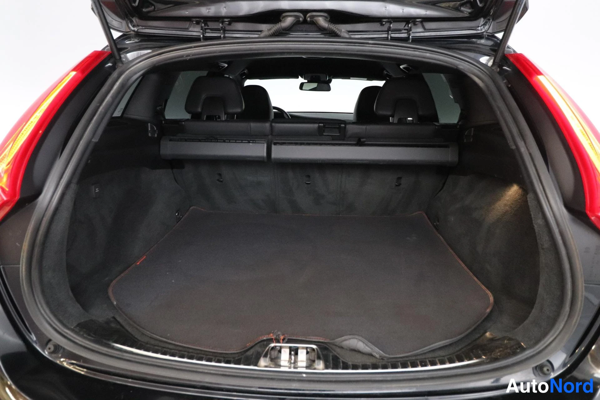 Black Volvo V60 2015, boot, photo 14