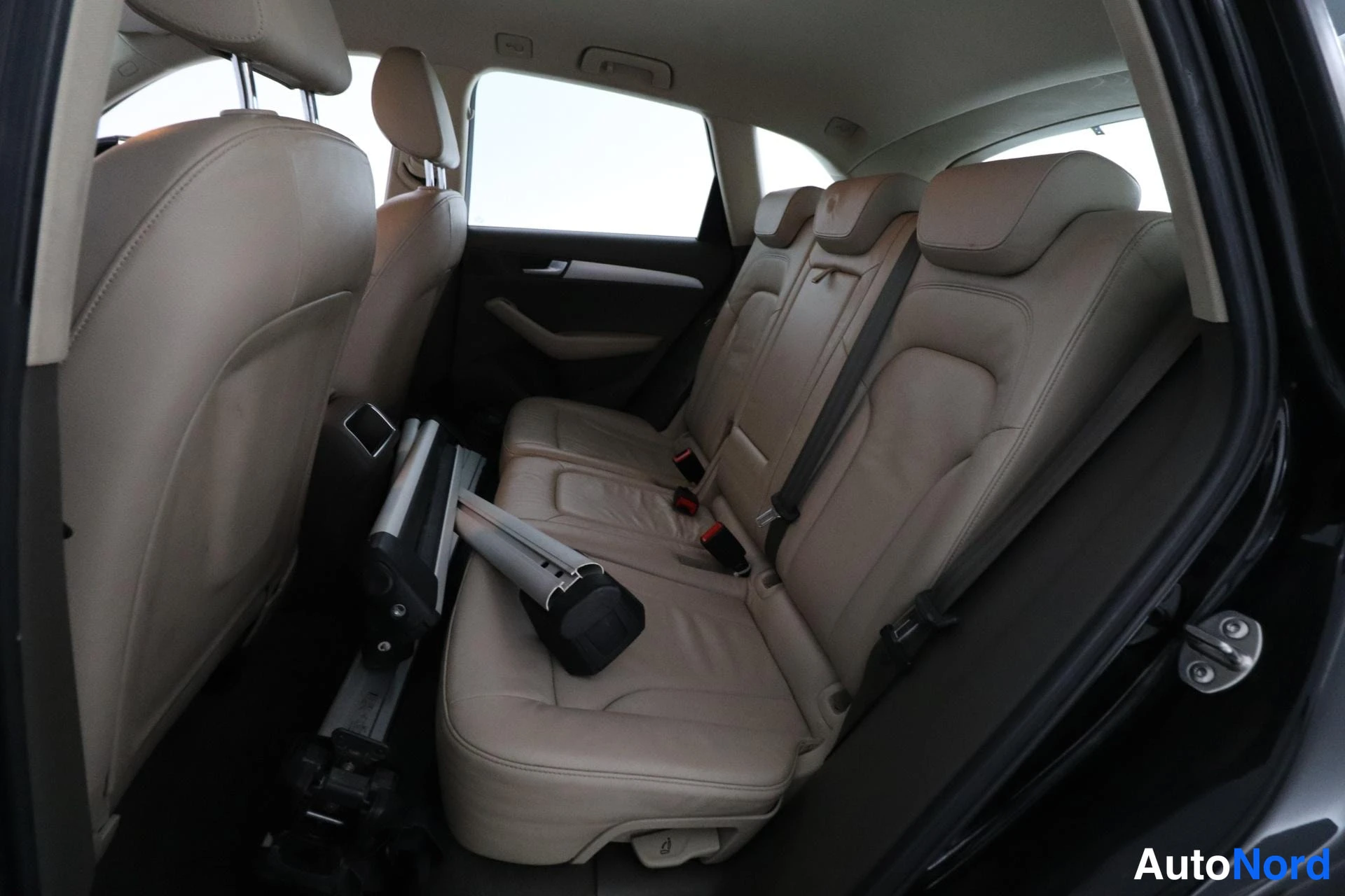 Black Audi Q5 2009, rear seats, photo 11