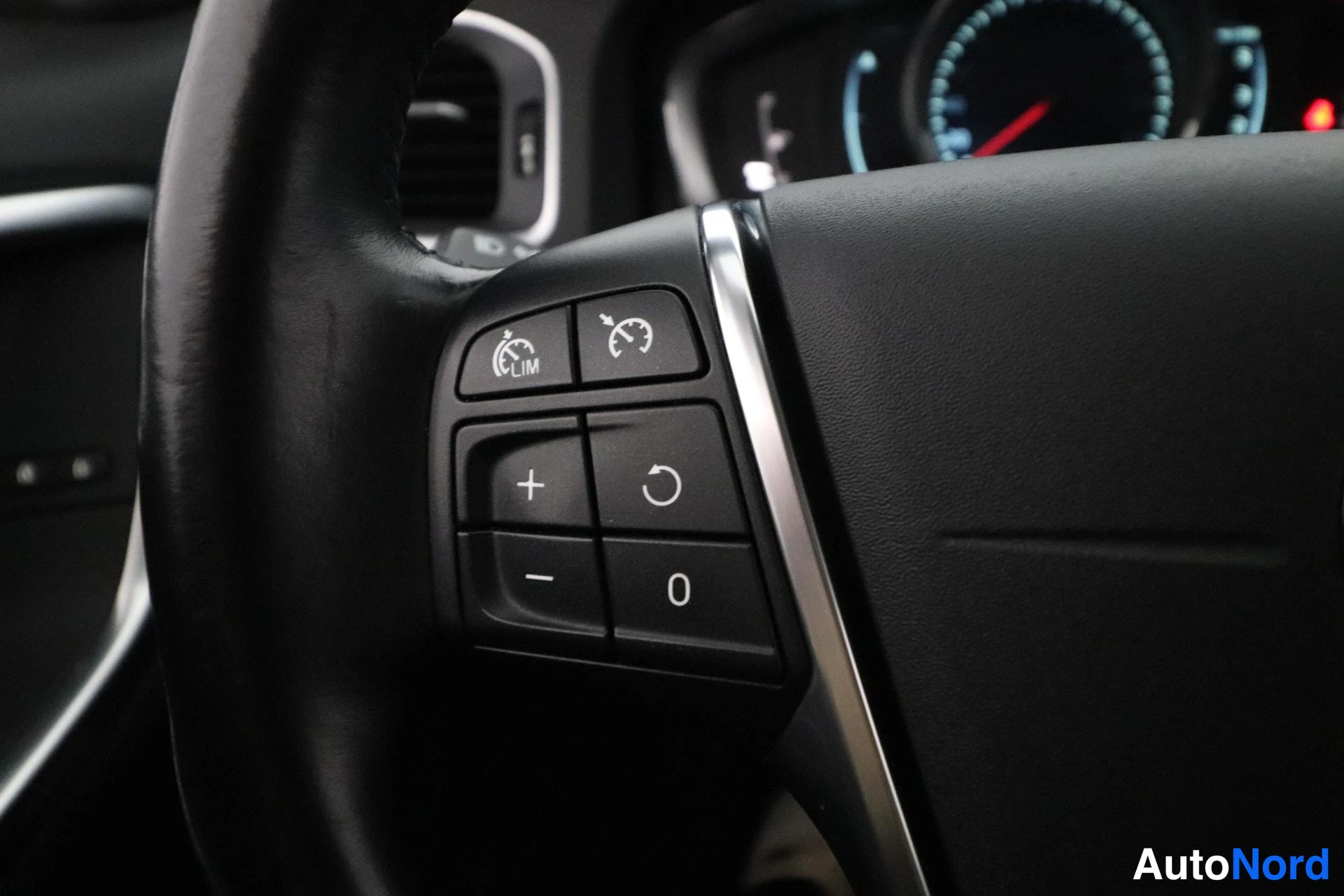 Valkoinen Volvo V60 2013, yksityiskohta, kuva 18