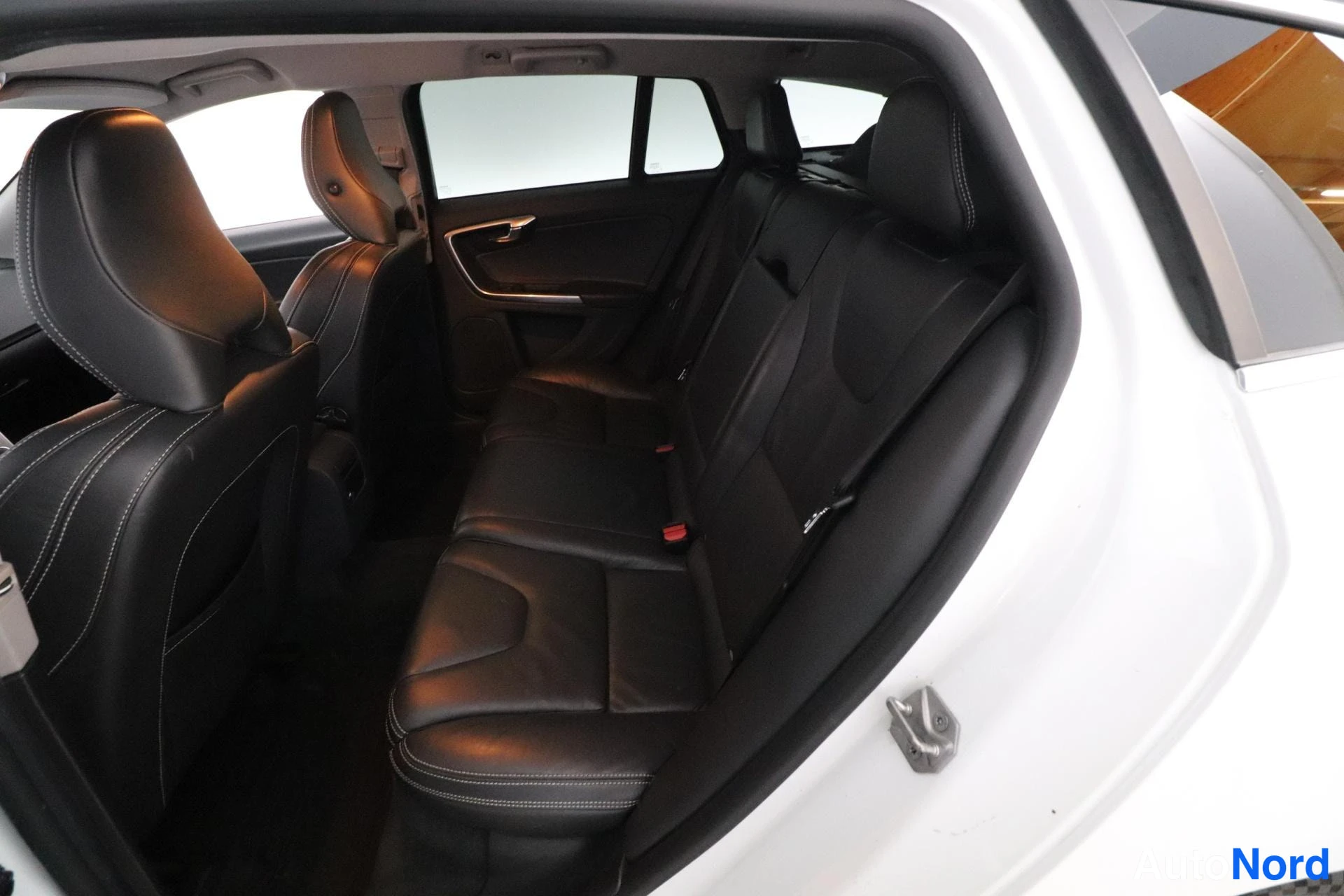 Valkoinen Volvo V60 2013, takaistuimet, kuva 12