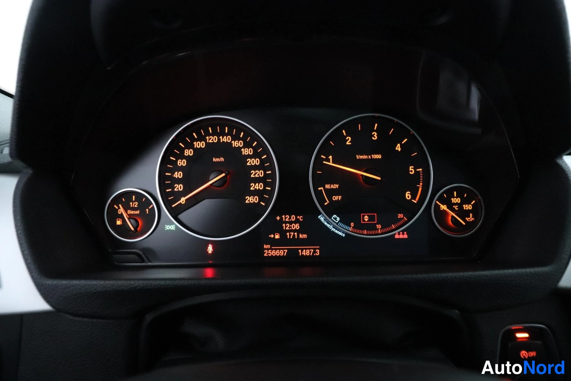 Harmaa BMW 325d 2013, yksityiskohta, kuva 16