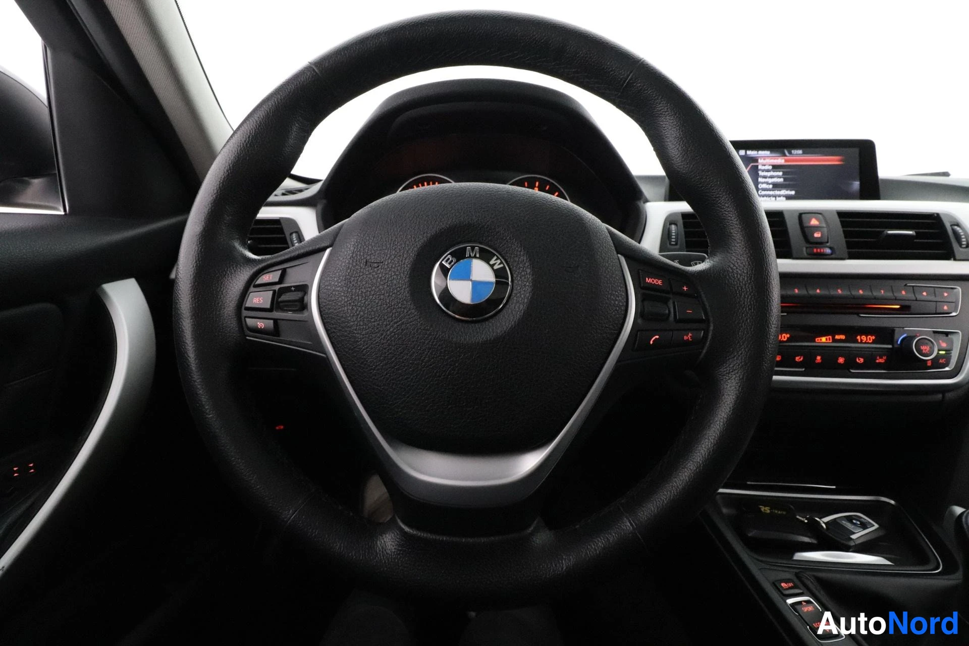 Harmaa BMW 325d 2013, ohjaamo, kuva 11