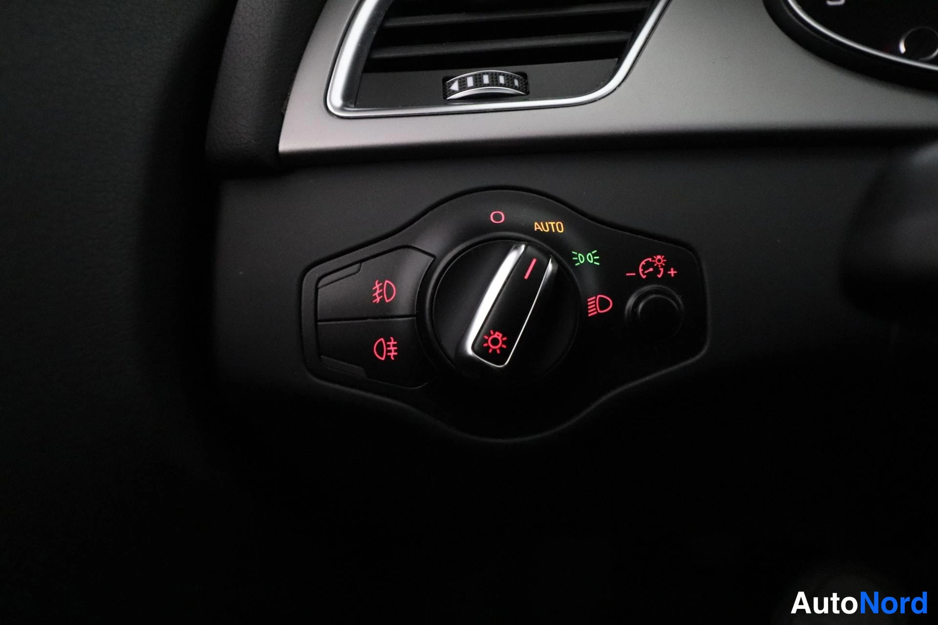Harmaa Audi A4 2013, yksityiskohta, kuva 25