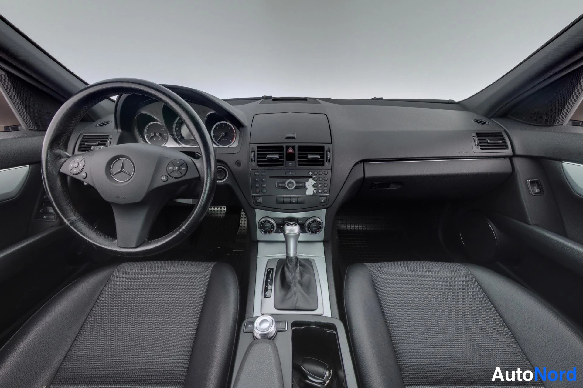 Ruskea Mercedes-Benz C 2009, ohjaamo, kuva 8