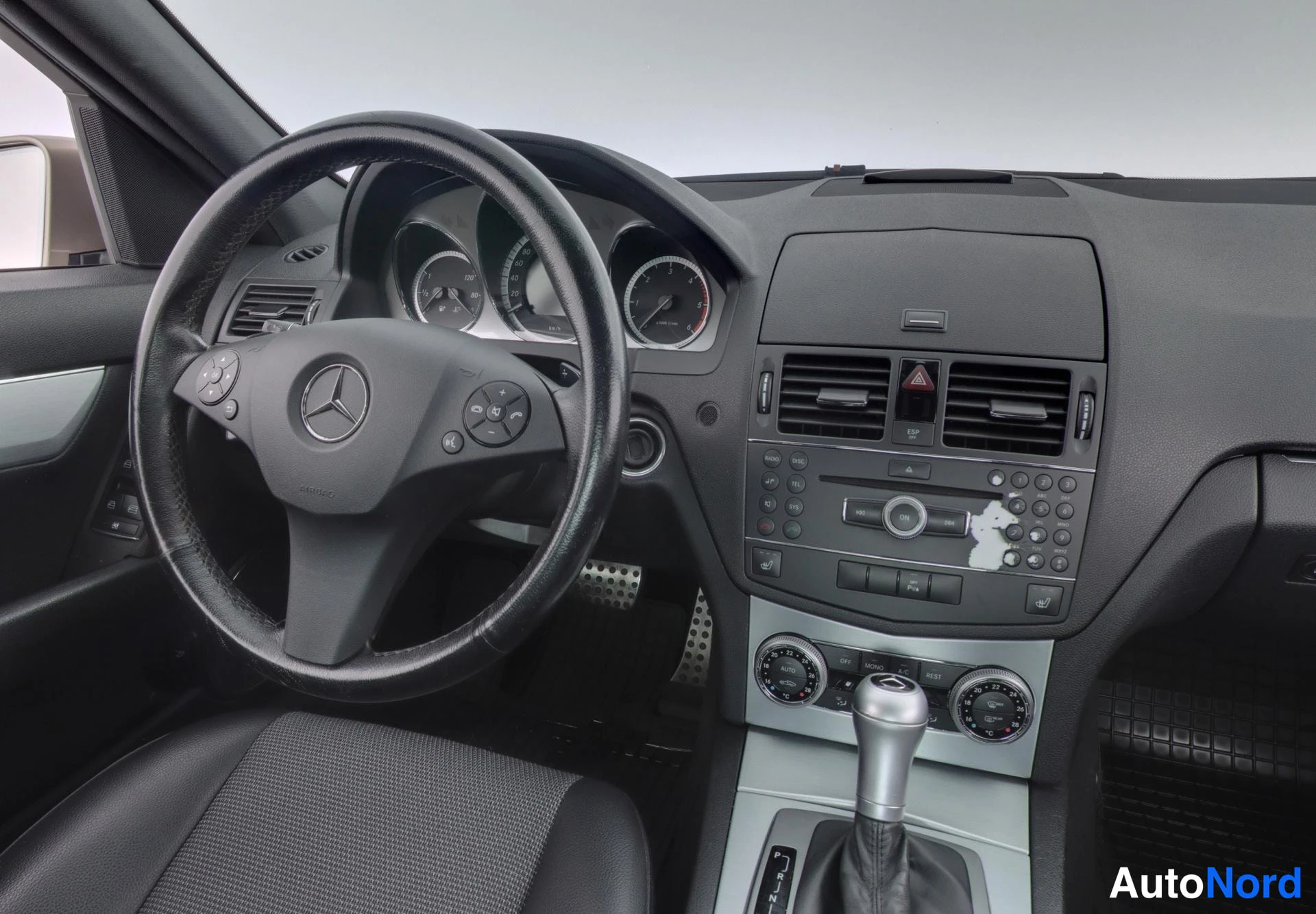 Ruskea Mercedes-Benz C 2009, ohjaamo, kuva 9