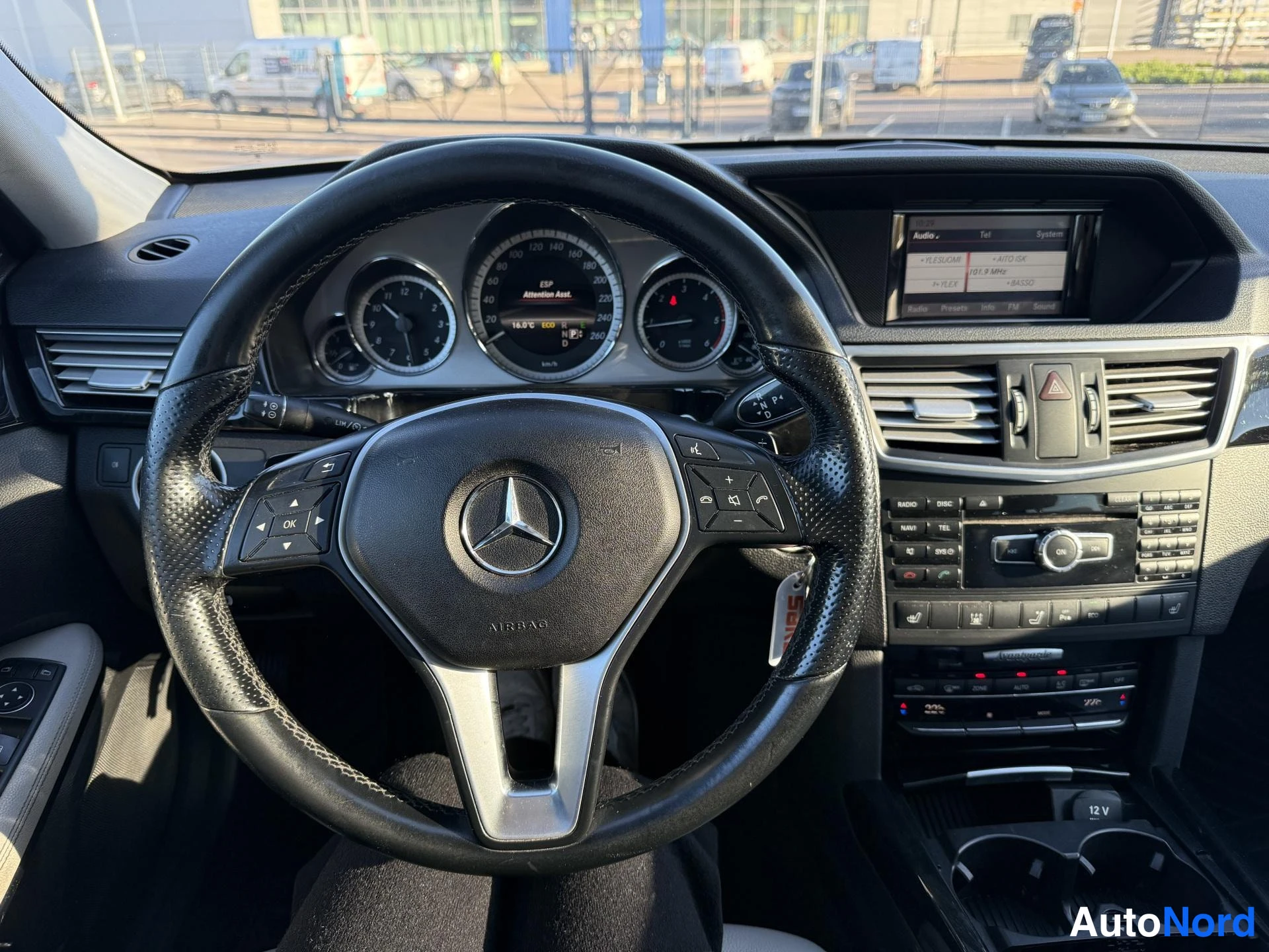 Silver Mercedes-Benz E 2013, detalj, bild 9