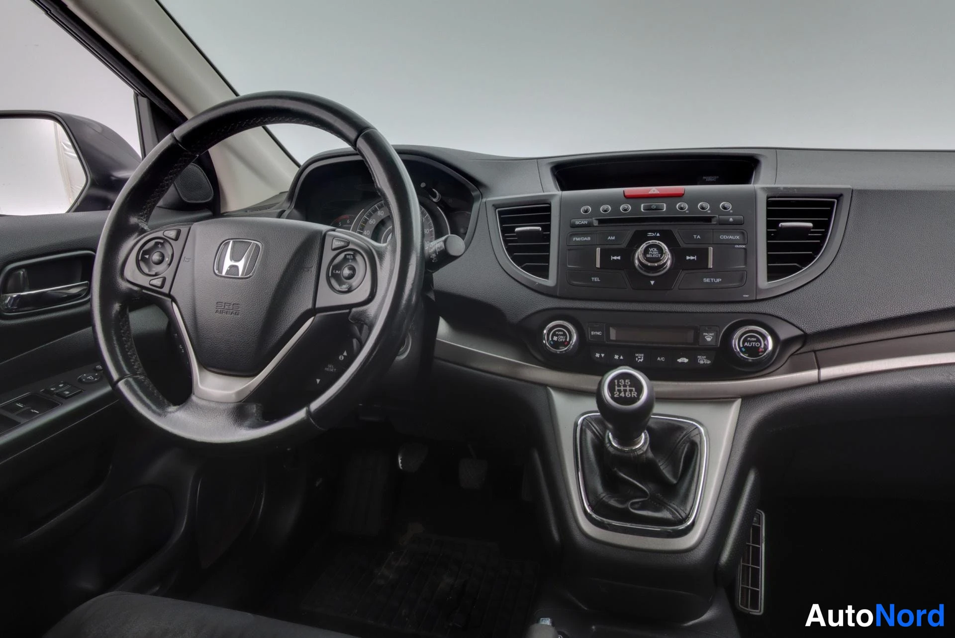 Musta Honda CR-V 2013, ohjaamo, kuva 8