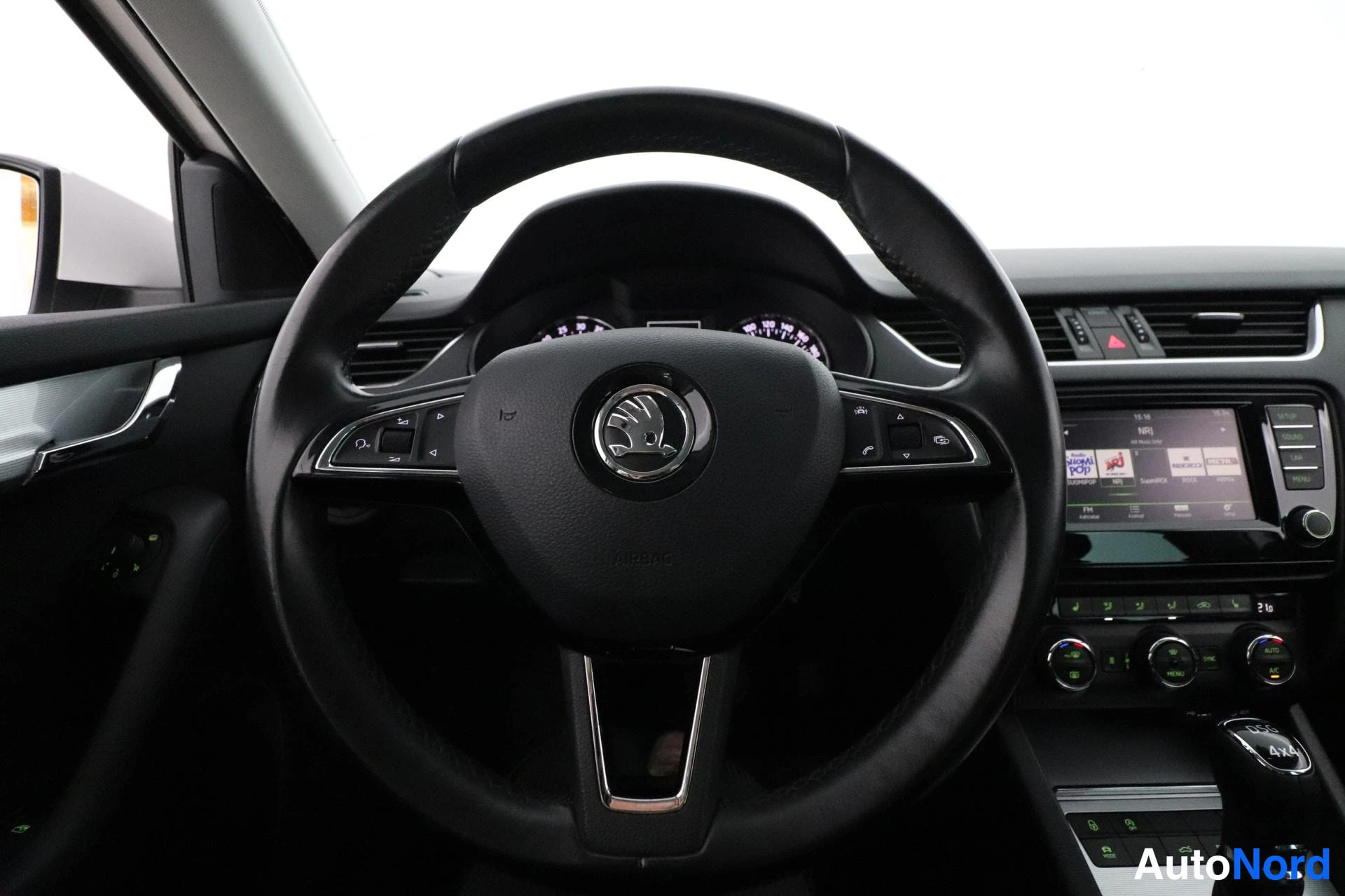 Valkoinen Skoda Octavia 2016, ohjaamo, kuva 9