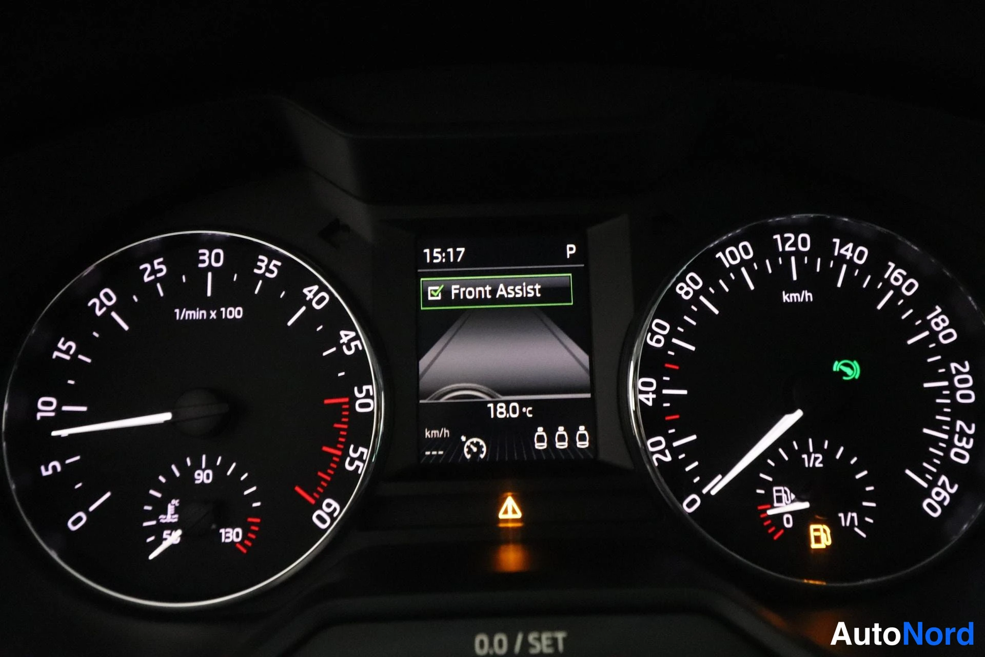 Valkoinen Skoda Octavia 2016, yksityiskohta, kuva 15