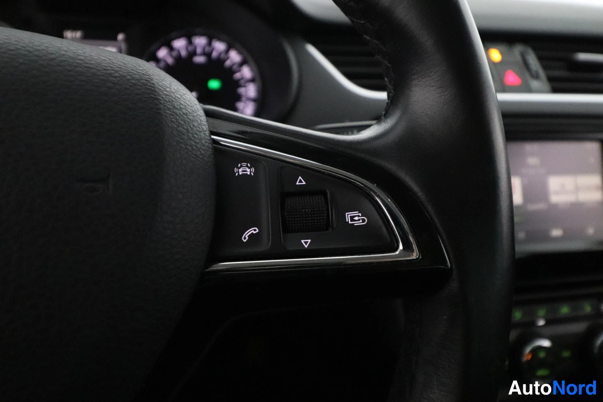 Valkoinen Skoda Octavia 2016, yksityiskohta, kuva 17
