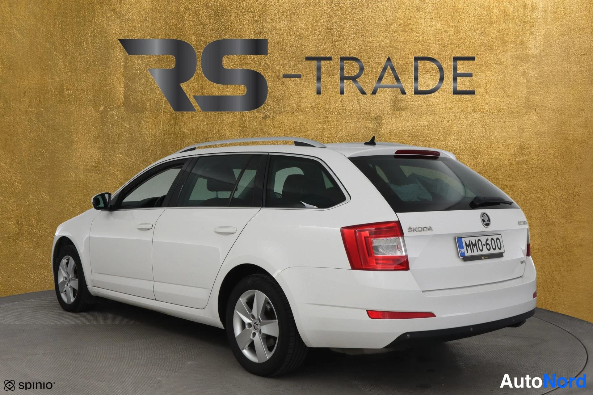 Valkoinen Skoda Octavia 2016, takaviisto, kuva 5