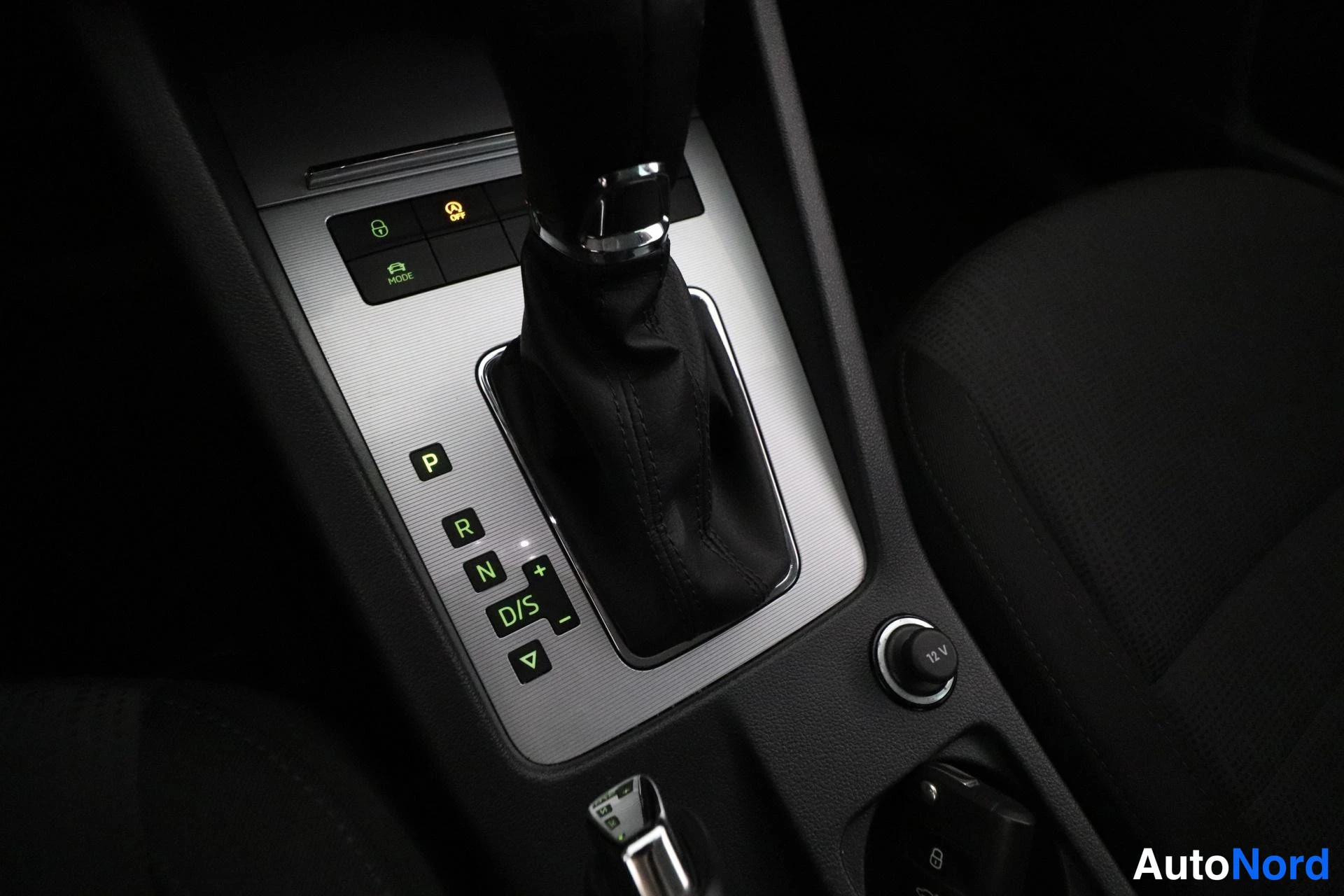 Valkoinen Skoda Octavia 2016, yksityiskohta, kuva 25