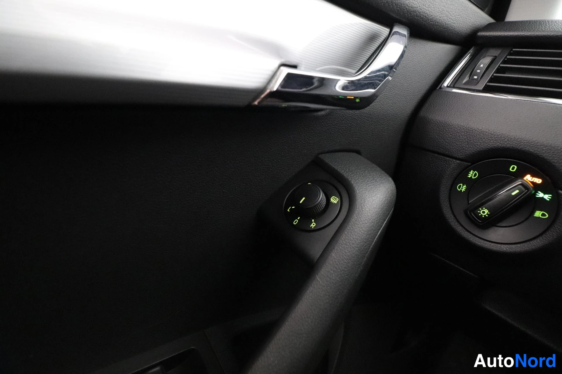 Valkoinen Skoda Octavia 2016, yksityiskohta, kuva 28