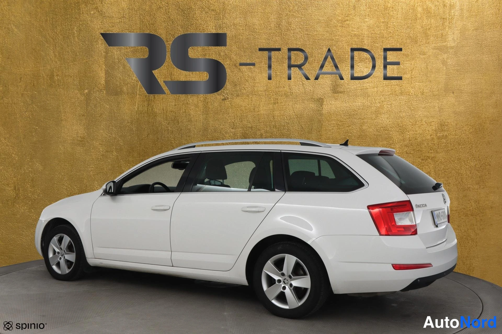 Valkoinen Skoda Octavia 2016, takaviisto, kuva 6