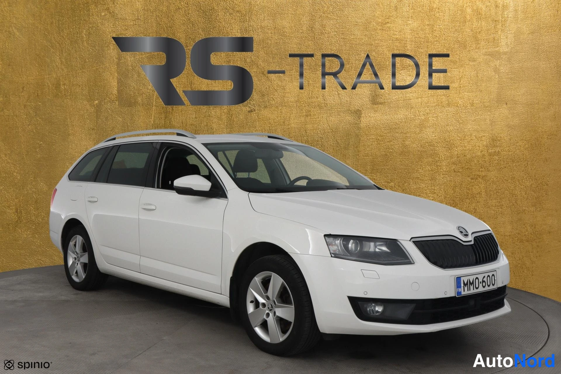 Valkoinen Skoda Octavia 2016, etuviisto, keula oikealle, kuva 2