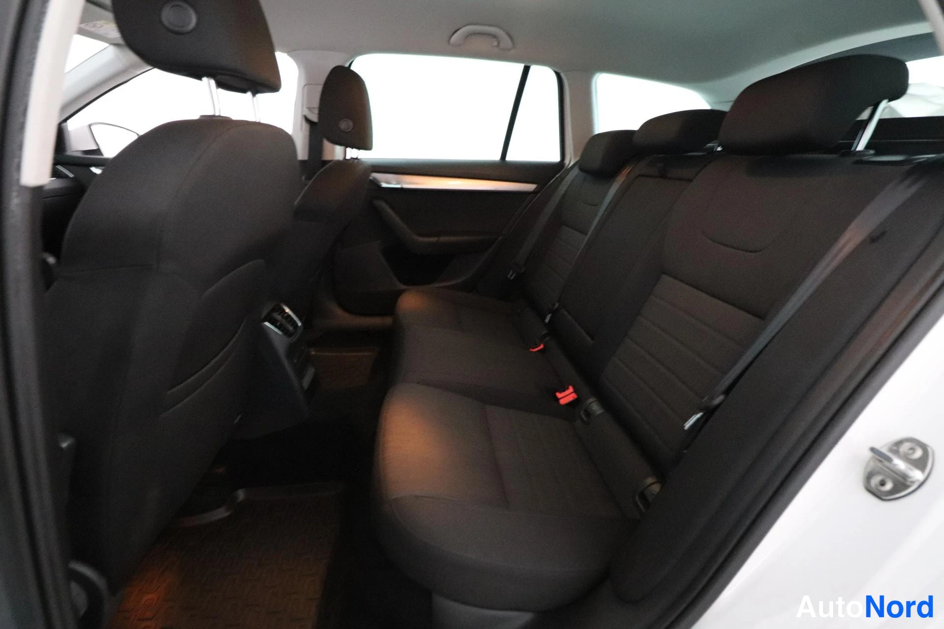 Valkoinen Skoda Octavia 2016, takaistuimet, kuva 12
