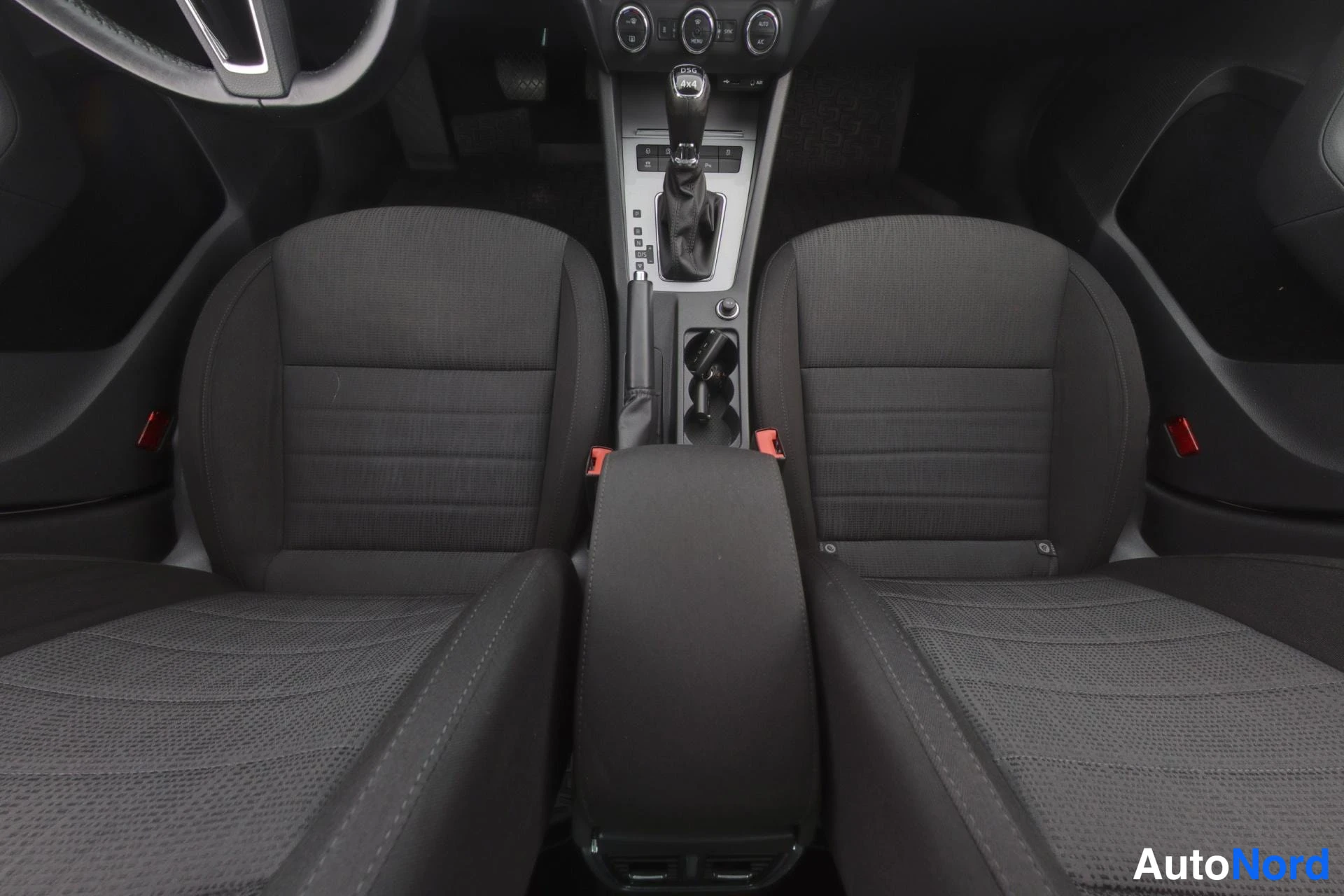 Valkoinen Skoda Octavia 2016, etuistuimet, kuva 11