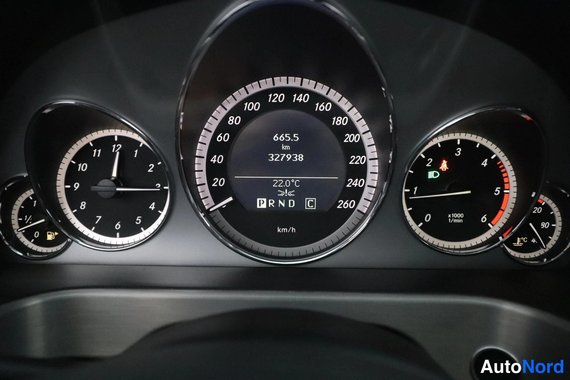 Musta Mercedes-Benz E 2009, yksityiskohta, kuva 15