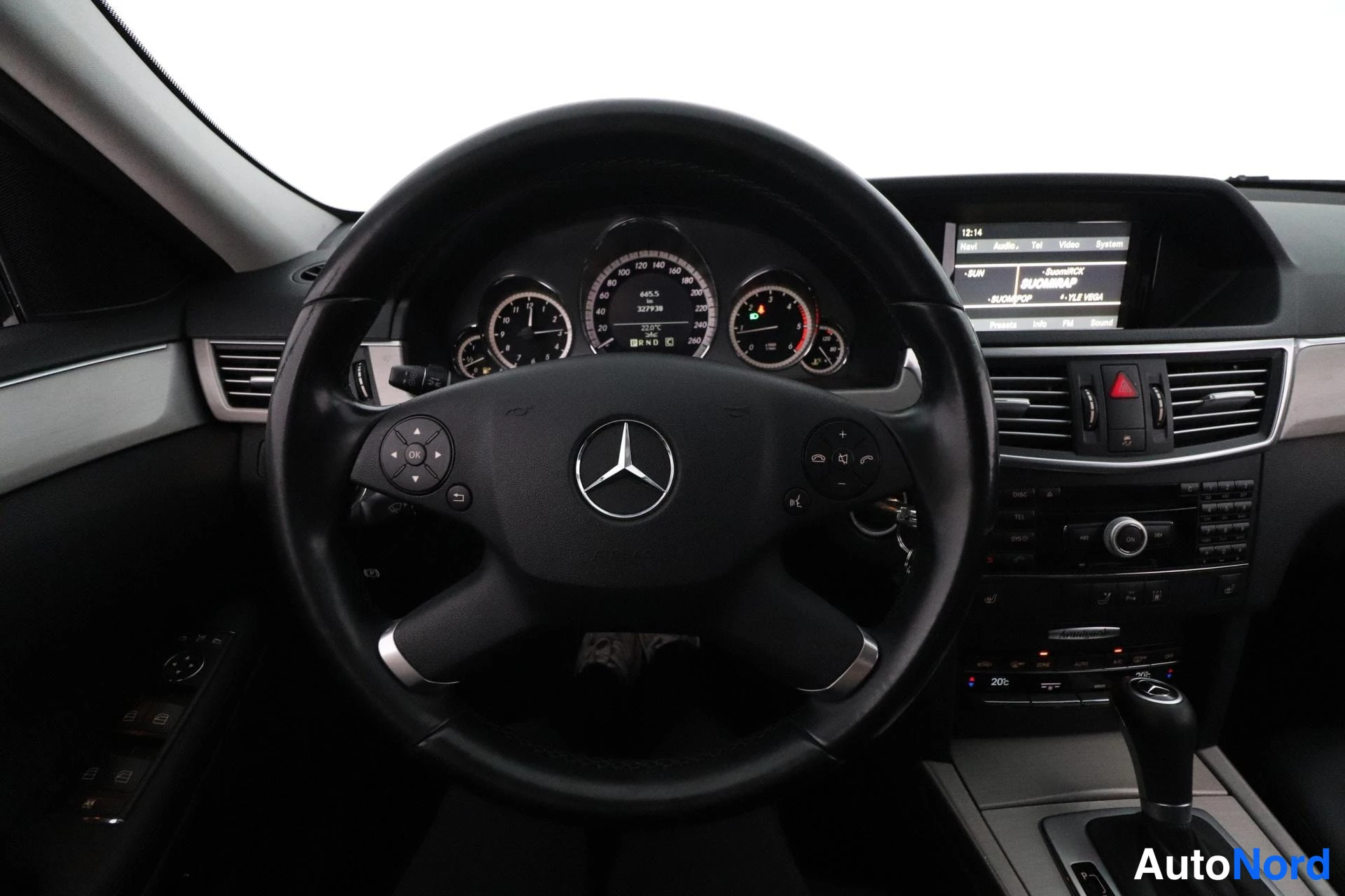 Musta Mercedes-Benz E 2009, ohjaamo, kuva 9