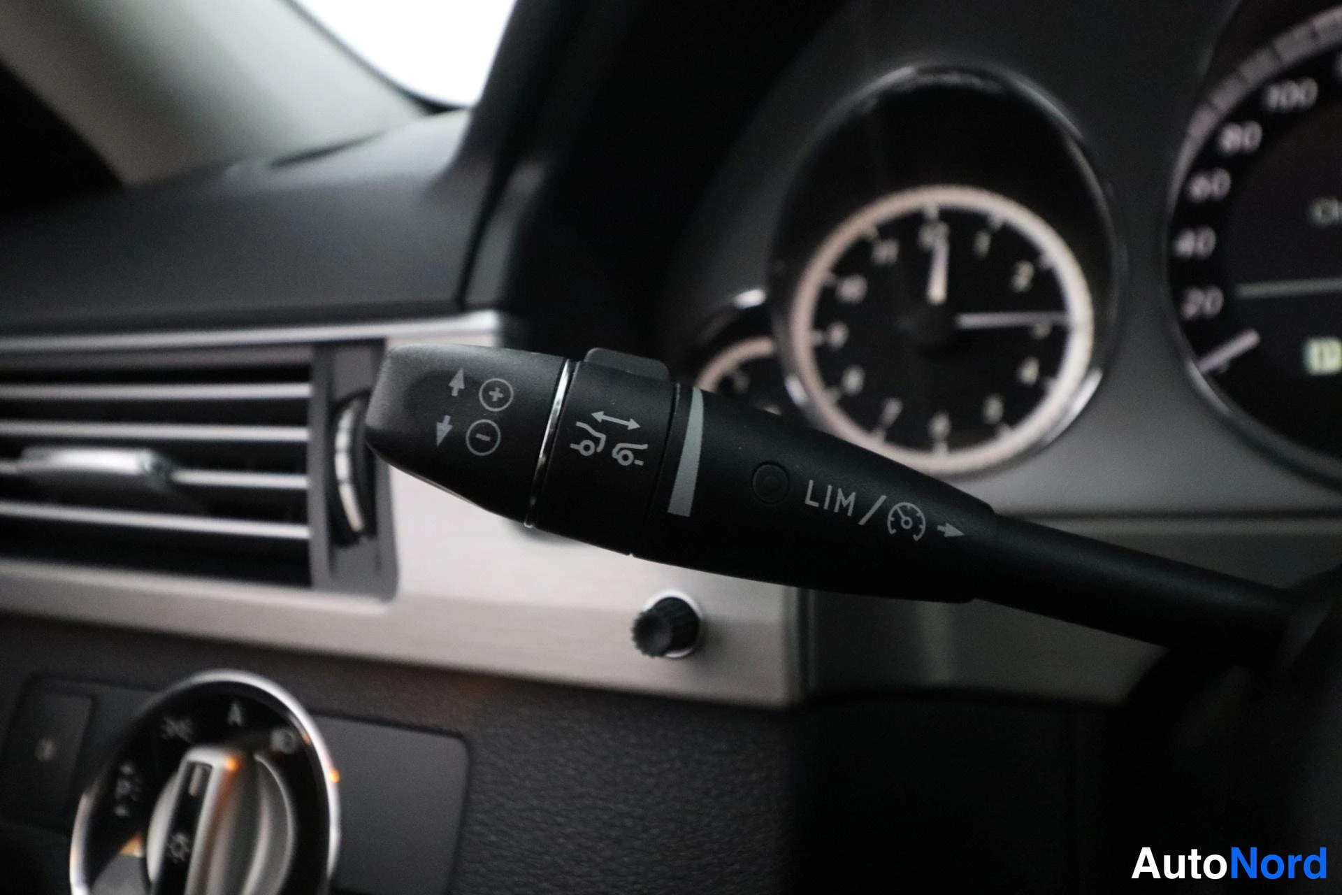 Musta Mercedes-Benz E 2009, yksityiskohta, kuva 18