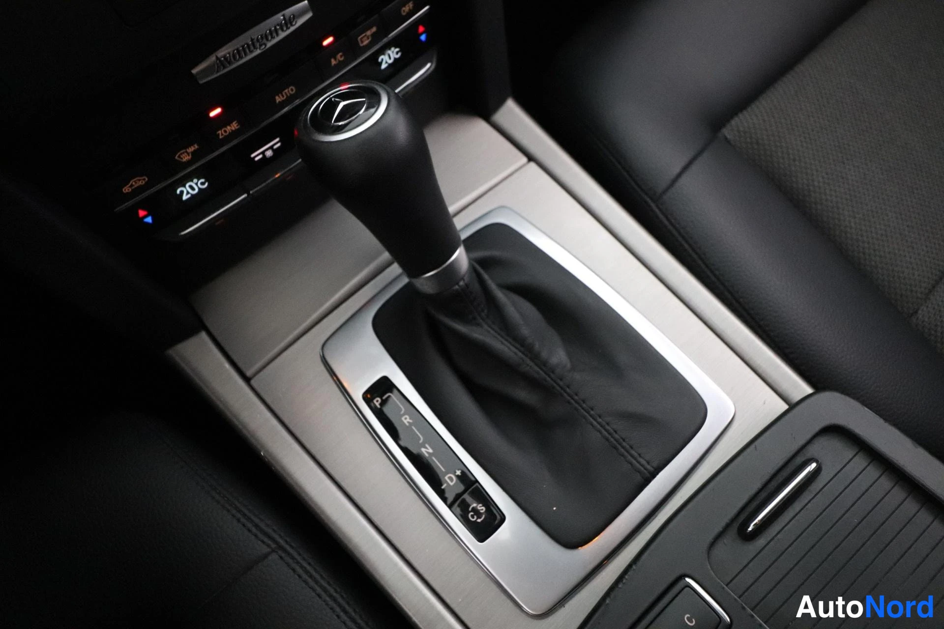 Musta Mercedes-Benz E 2009, yksityiskohta, kuva 26