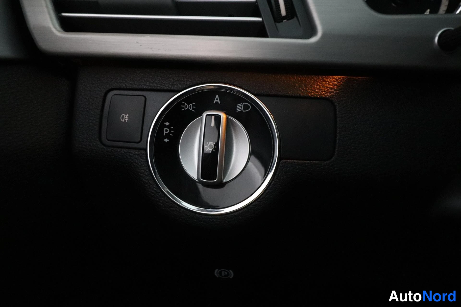Musta Mercedes-Benz E 2009, yksityiskohta, kuva 29