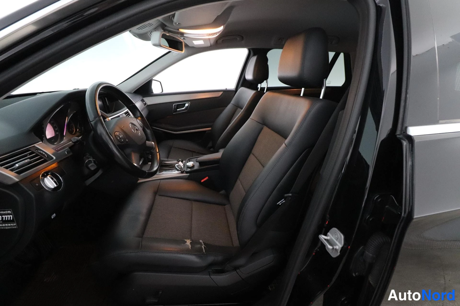 Musta Mercedes-Benz E 2009, etuistuimet, kuva 10