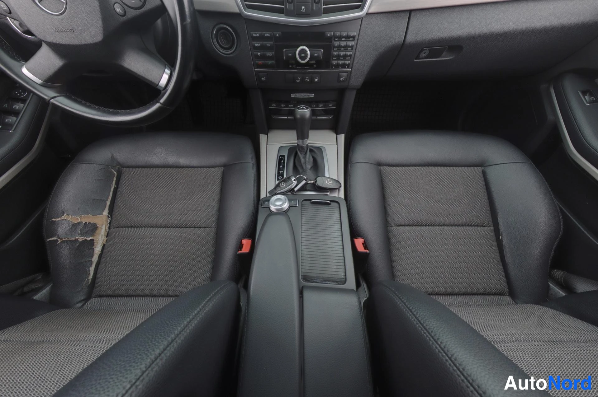 Musta Mercedes-Benz E 2009, etuistuimet, kuva 11
