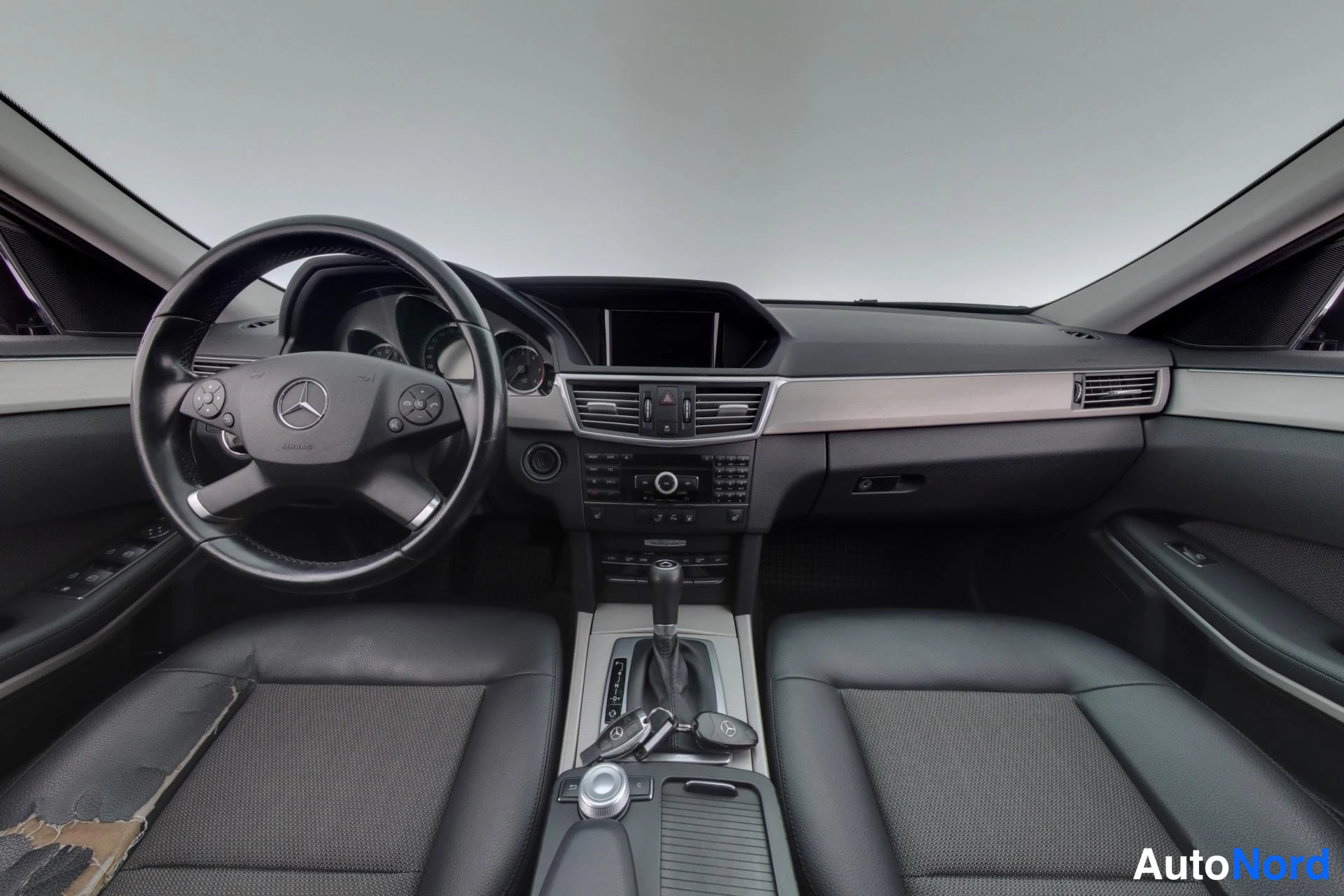 Musta Mercedes-Benz E 2009, ohjaamo, kuva 7