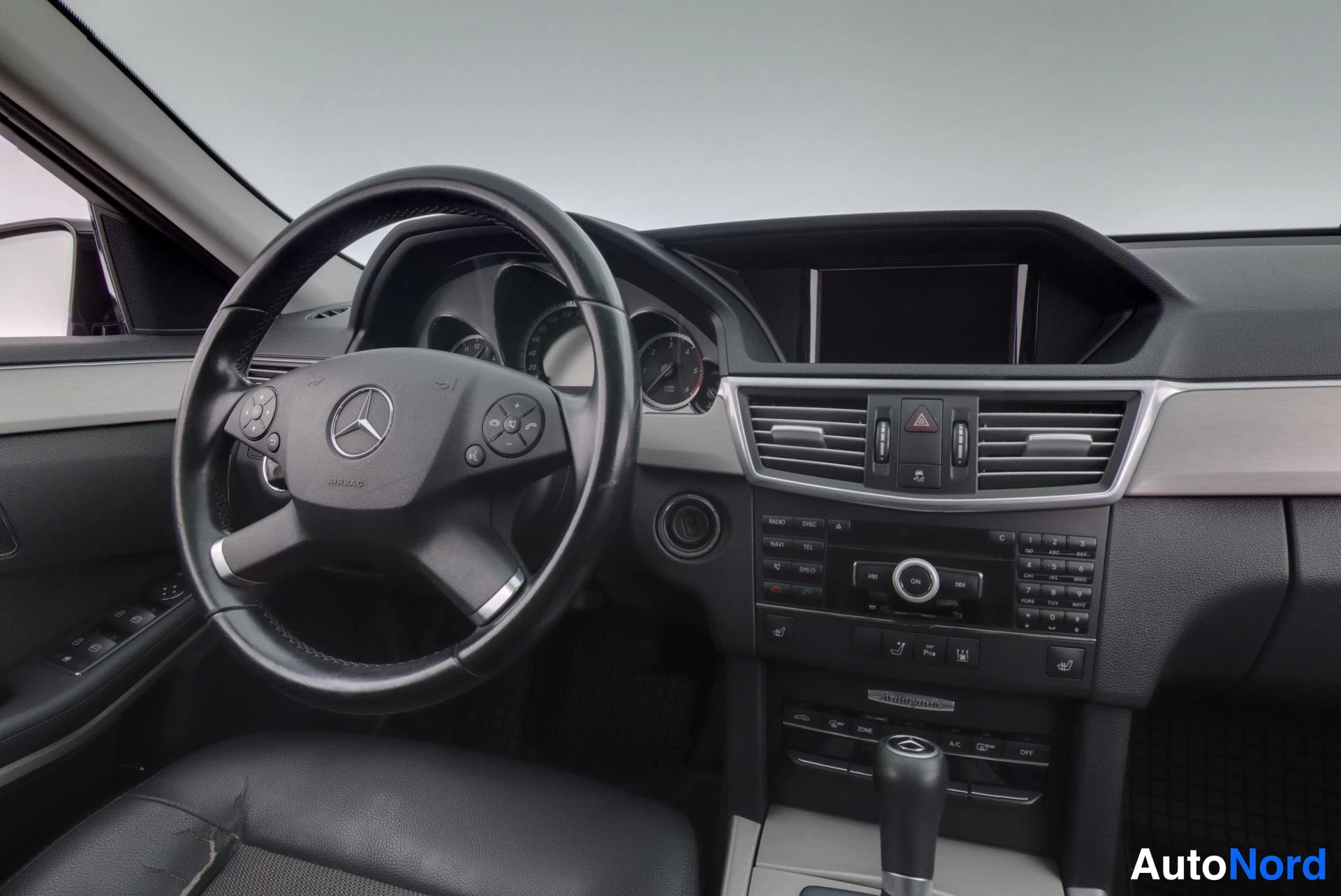 Musta Mercedes-Benz E 2009, ohjaamo, kuva 8