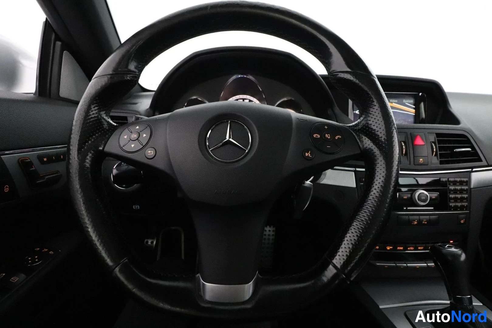 Hopea Mercedes-Benz E 2009, ohjaamo, kuva 10