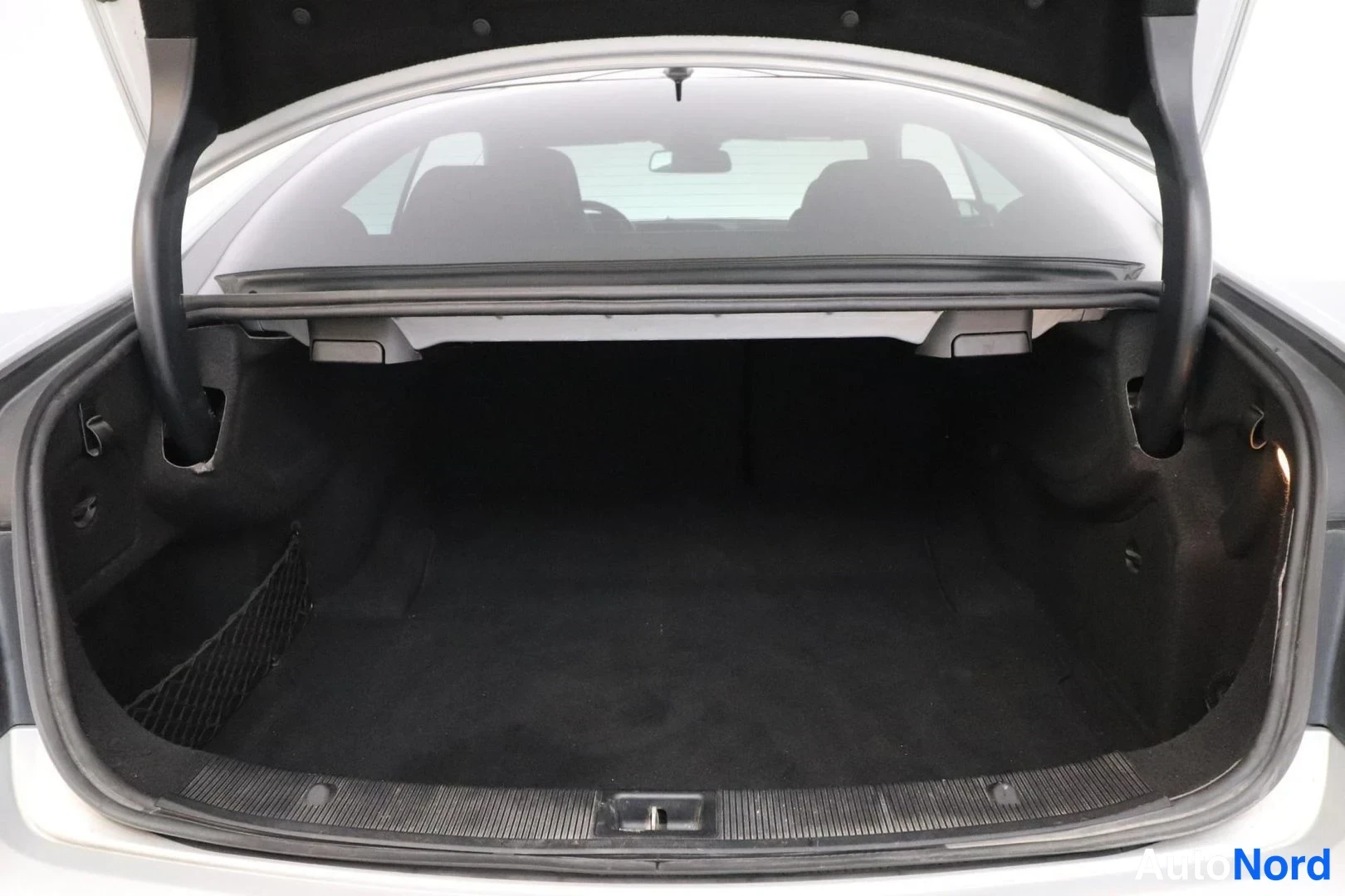 Hopea Mercedes-Benz E 2009, tavaratila, kuva 13
