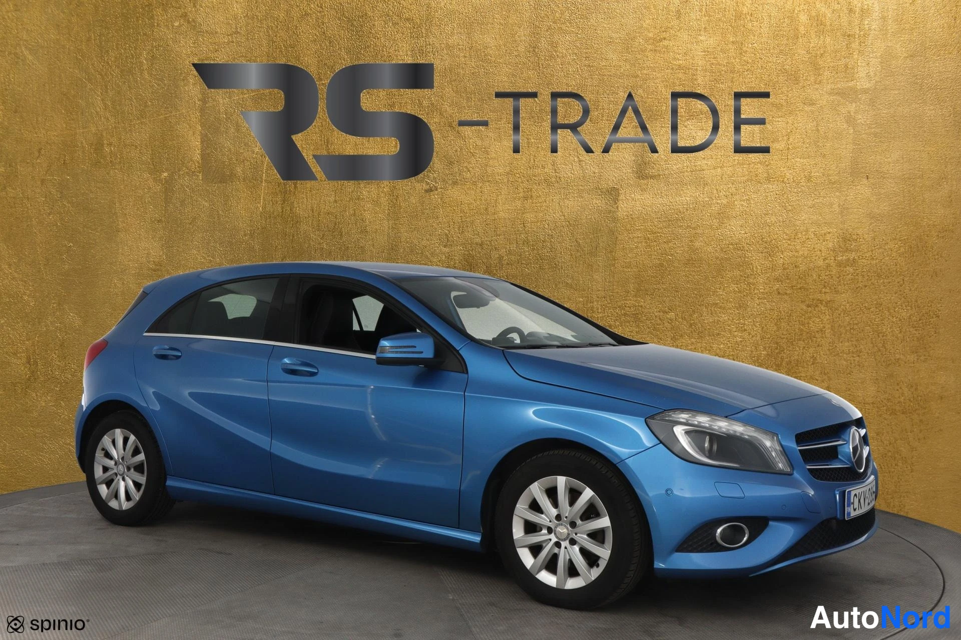 Sininen Mercedes-Benz A 2012, etuviisto, keula oikealle, kuva 2