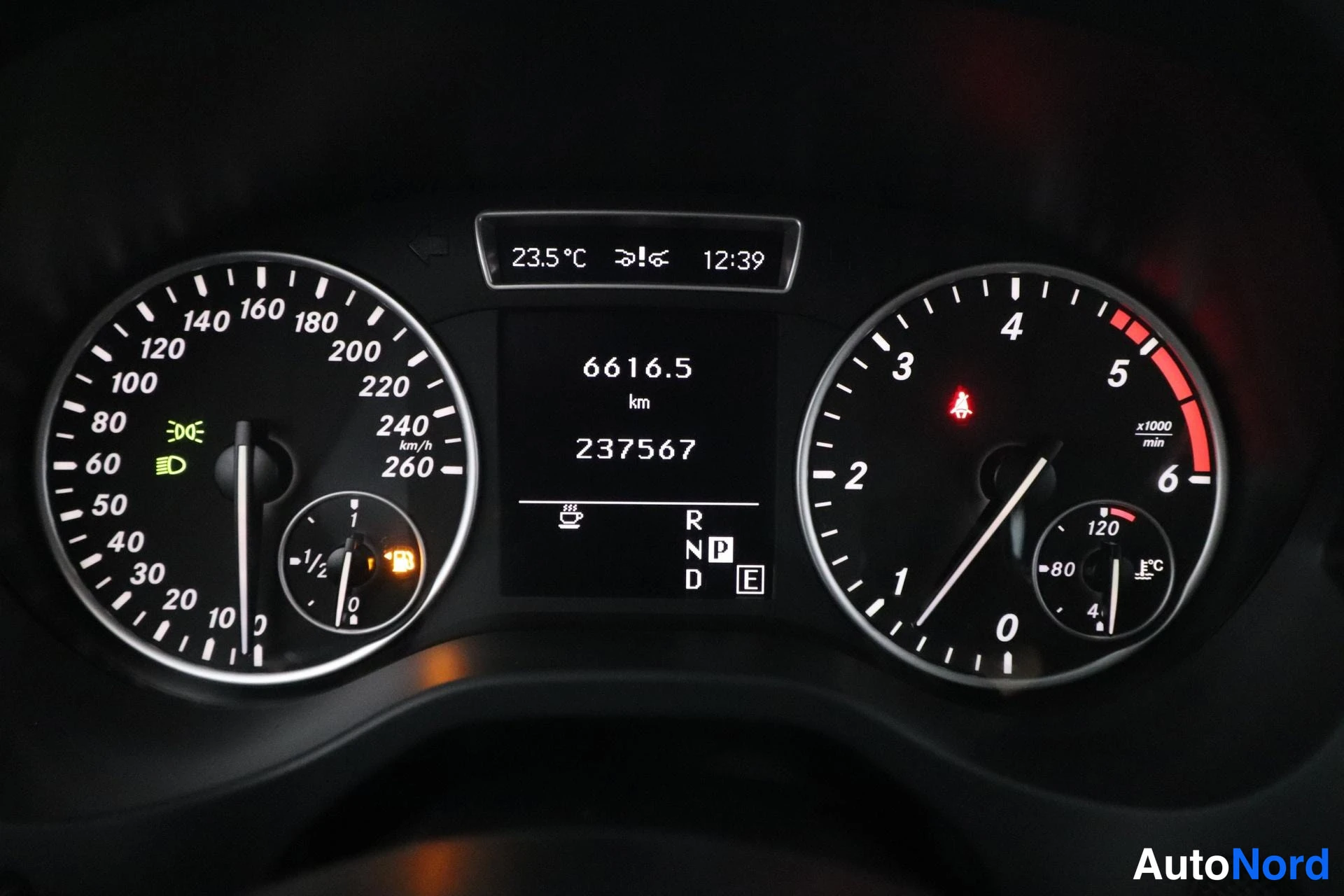 Sininen Mercedes-Benz A 2012, yksityiskohta, kuva 15