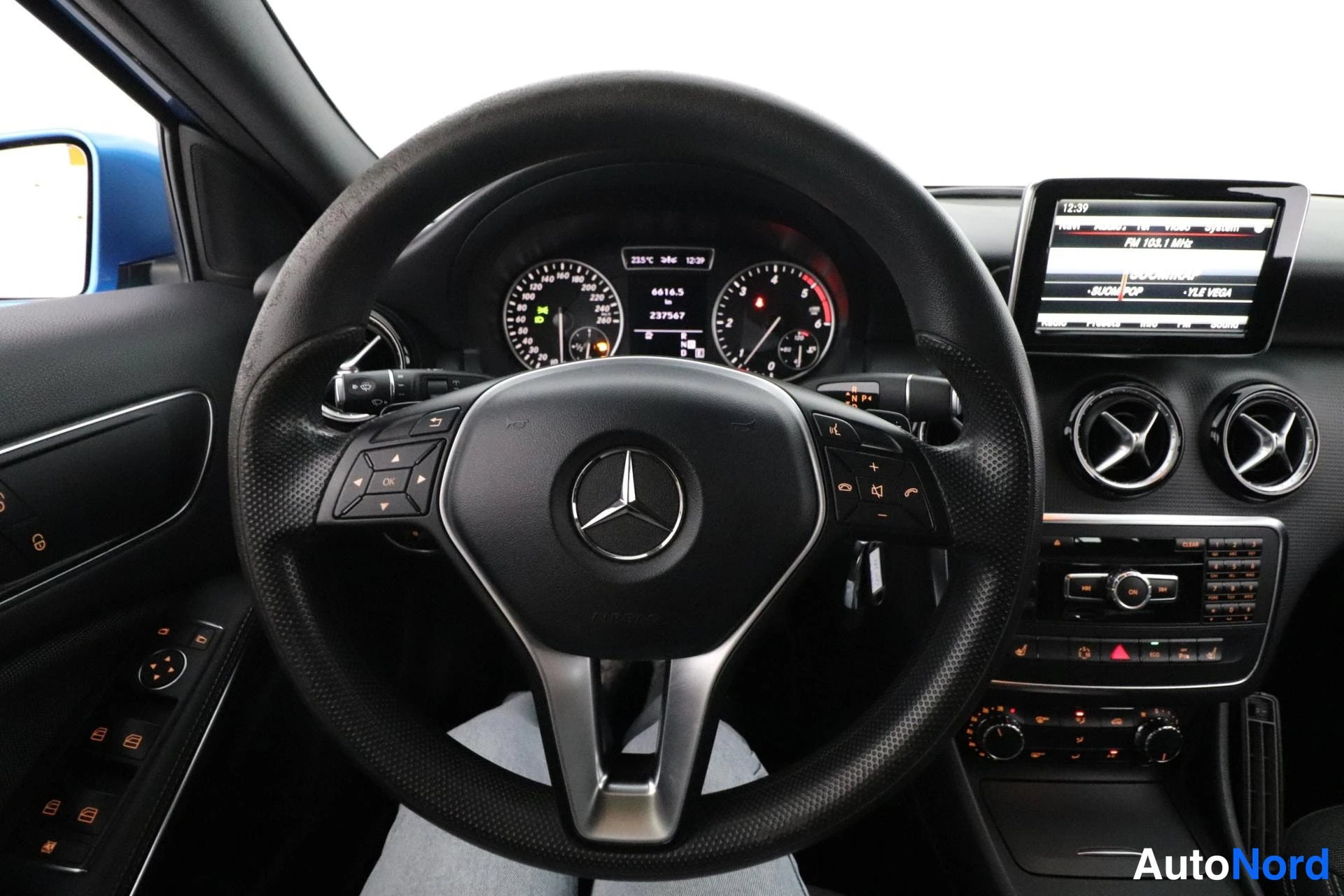 Sininen Mercedes-Benz A 2012, ohjaamo, kuva 9