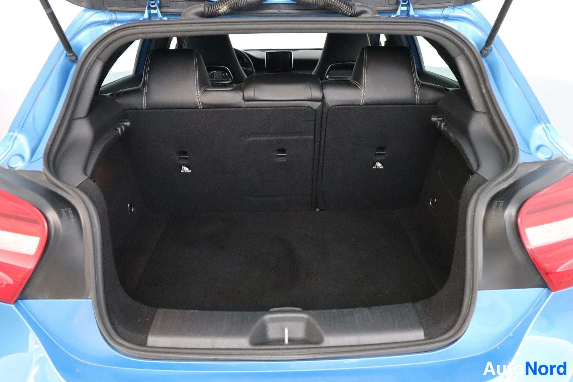Sininen Mercedes-Benz A 2012, tavaratila, kuva 14