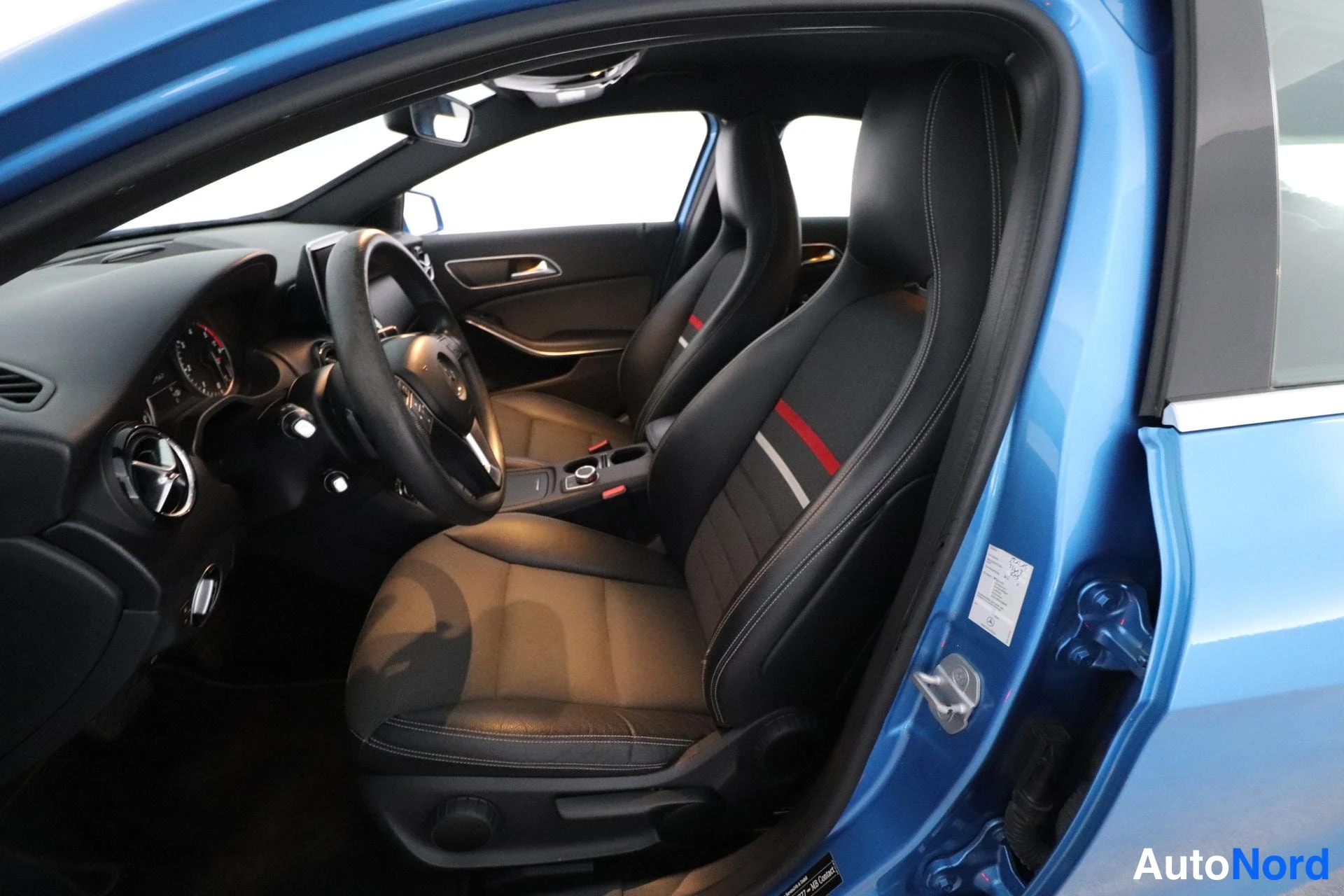 Sininen Mercedes-Benz A 2012, etuistuimet, kuva 11