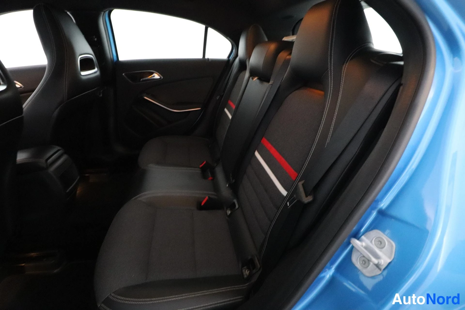 Sininen Mercedes-Benz A 2012, takaistuimet, kuva 13
